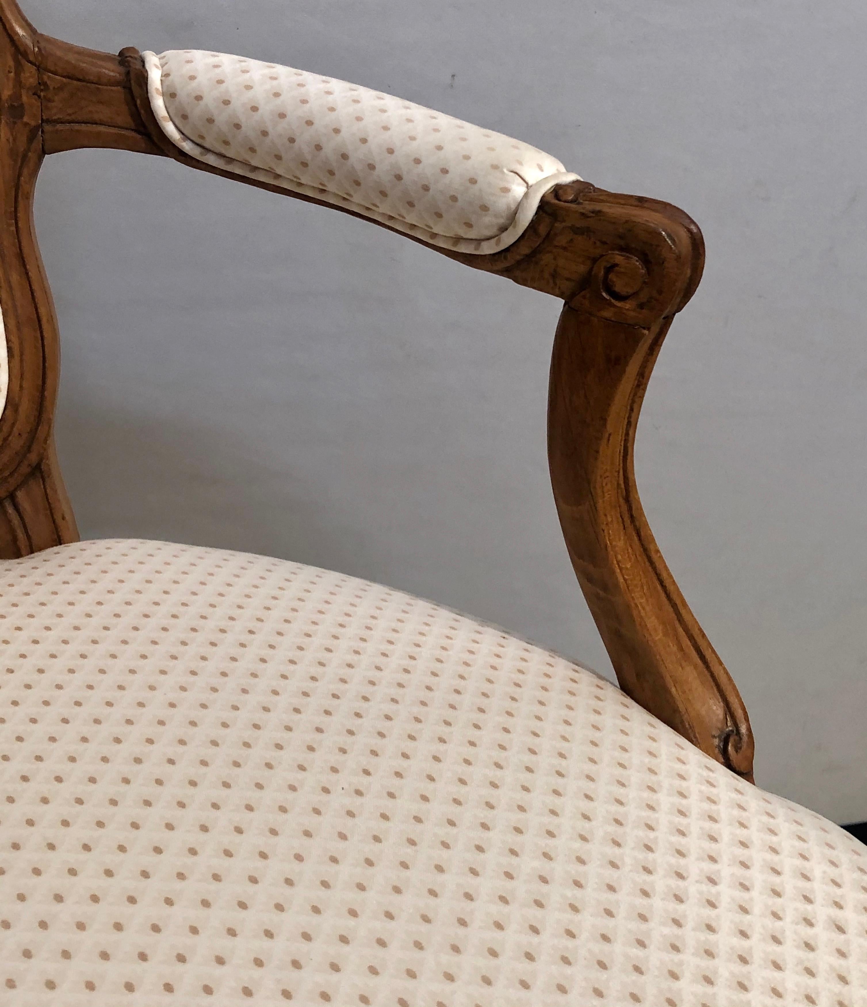 paire de Fauteuils en bois de hêtre du 18ème siècle avec Provenance en vente 8