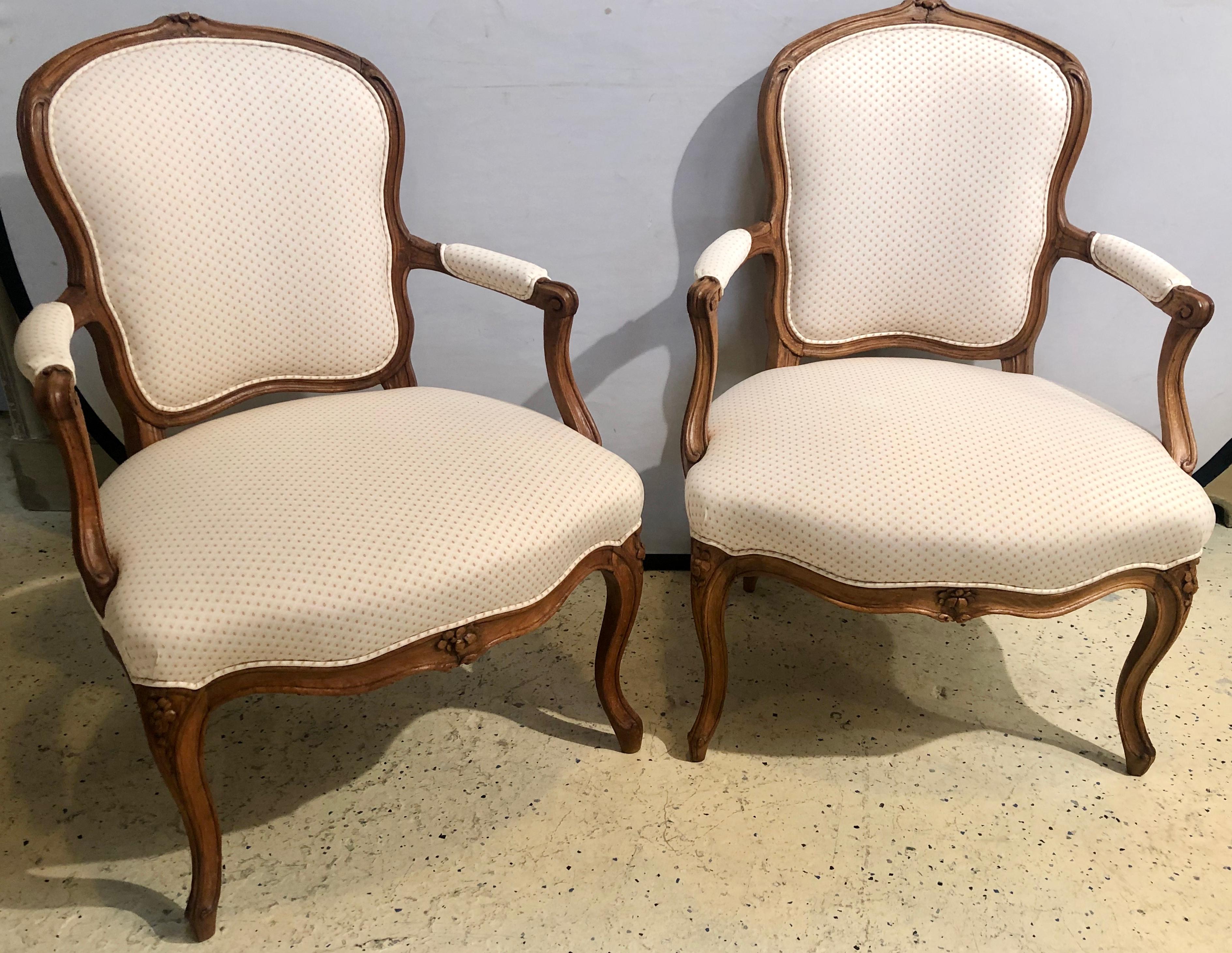 paire de Fauteuils en bois de hêtre du 18ème siècle avec Provenance. Il y a un total de quatre de ces fauteuils ou chaises à bras finement sculptés et rembourrés disponibles. Cette liste est pour une seule paire. Chacune d'entre elles est en bon