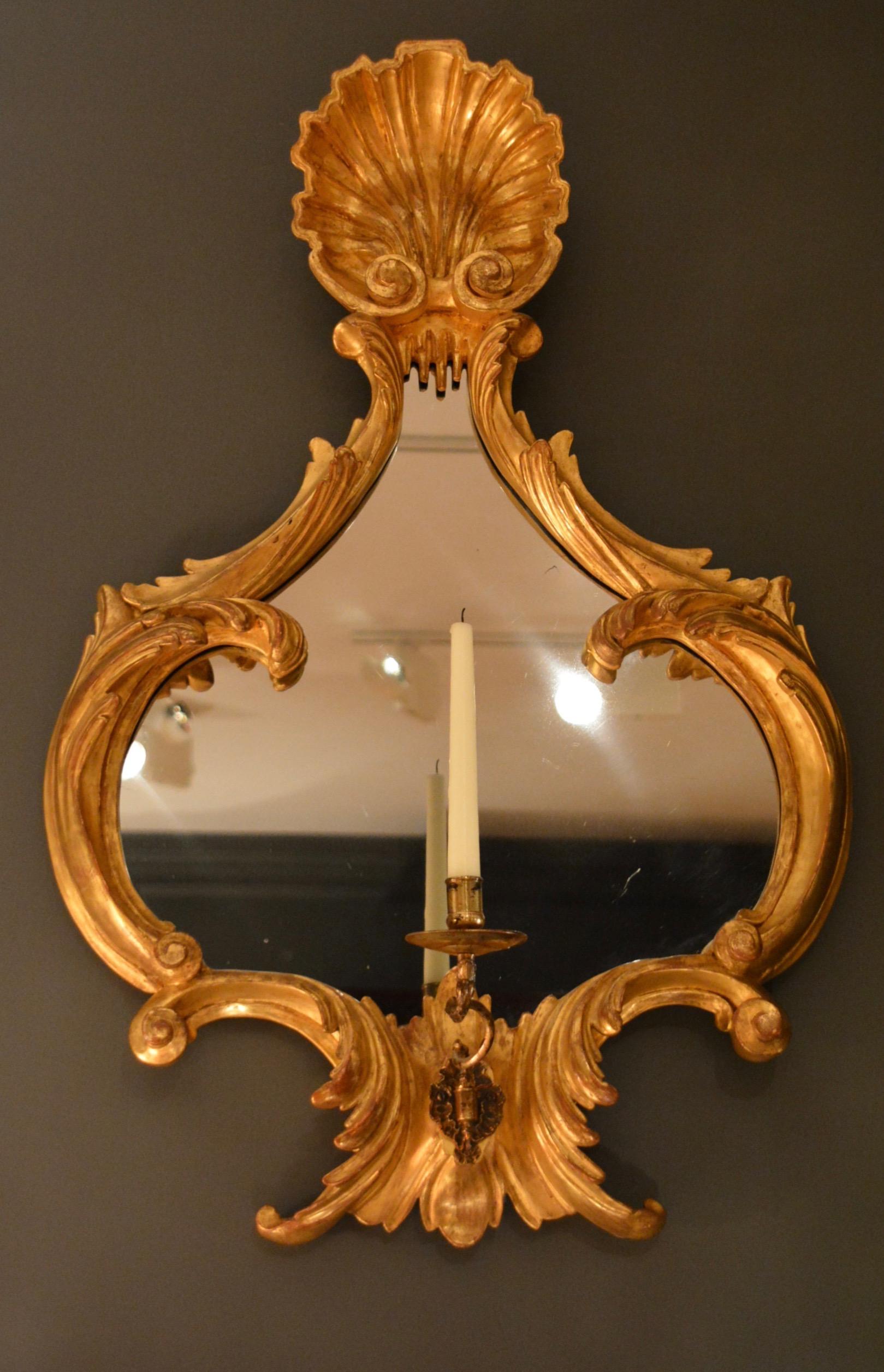  18th Century pair of Carved Giltwood Mirrors For Sale 4