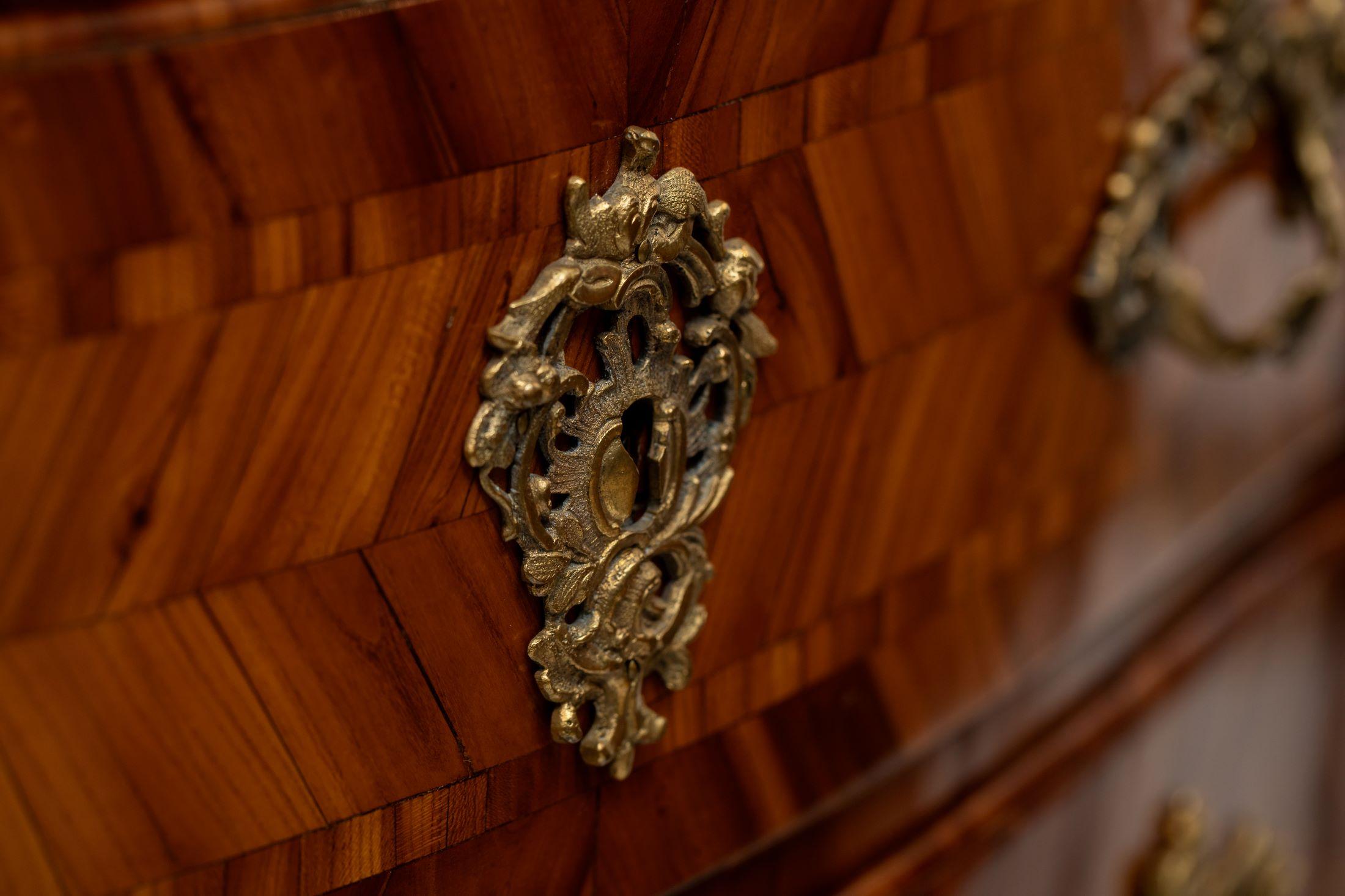 Ein seltenes und beeindruckendes Paar barocker Kommoden aus Süddeutschland, datiert um 1750/60. Diese exquisiten Möbelstücke vereinen meisterhafte Handwerkskunst und zeitlose Eleganz und sind ein echtes Highlight für Liebhaber und Sammler antiker