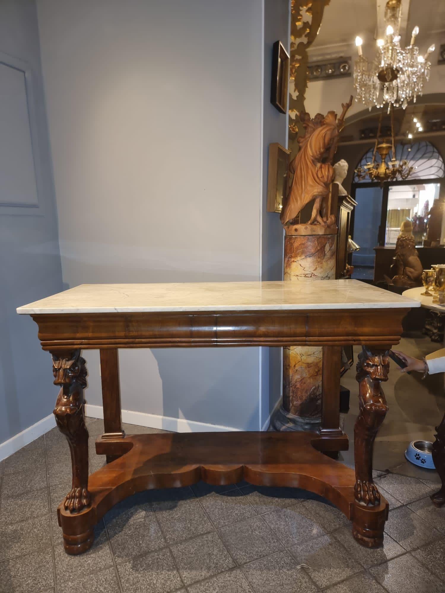 Beautiful pair of walnut consoles with pillars depicting feral figures, marble tops, mid-18th century.

Walnut wood is a valuable wood known for its beauty and durability. It is often chosen for the creation of high-quality period furniture.

The