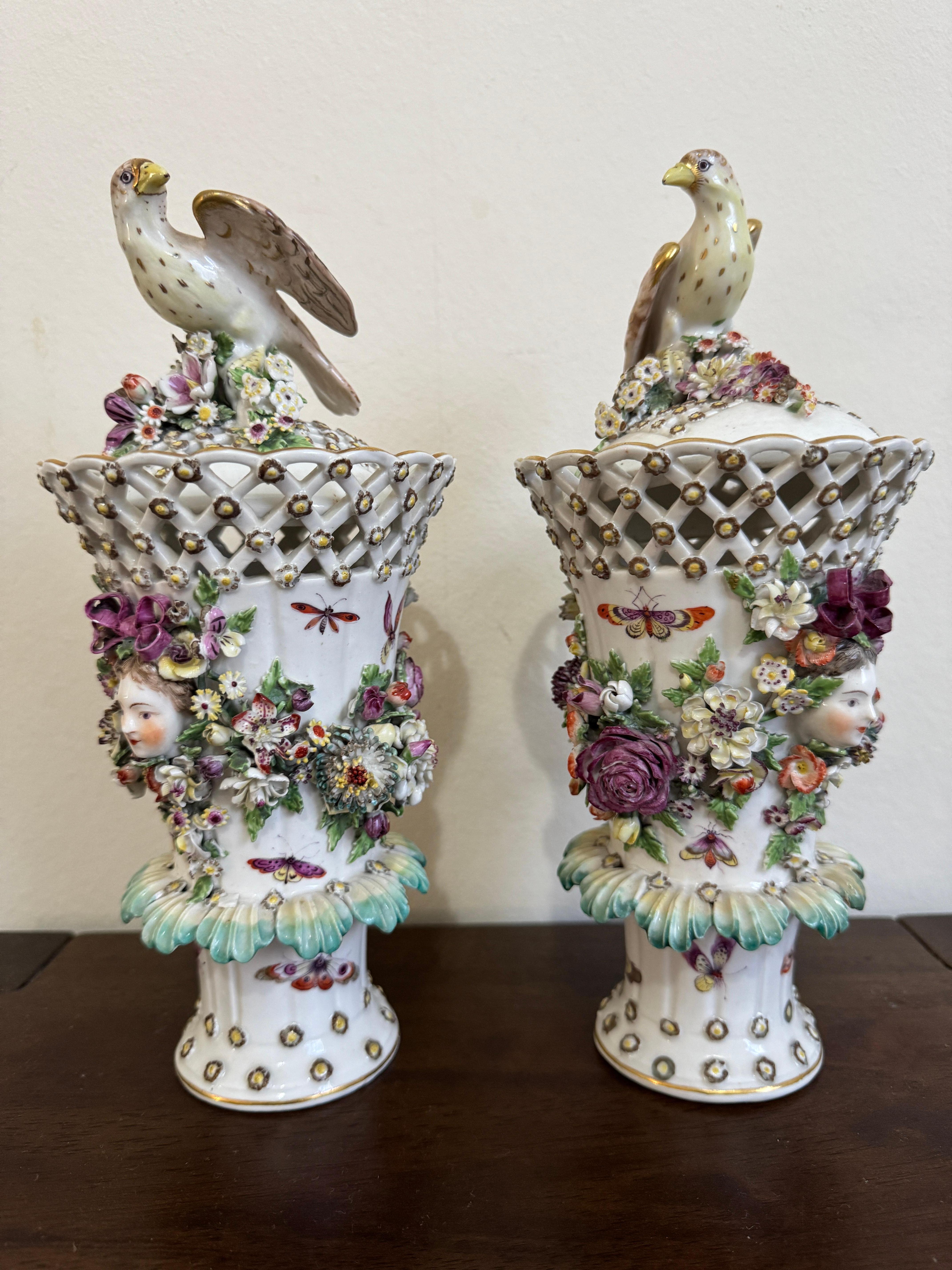 Paire de vases à volants Derby du 18e siècle, vers 1760 en vente 2