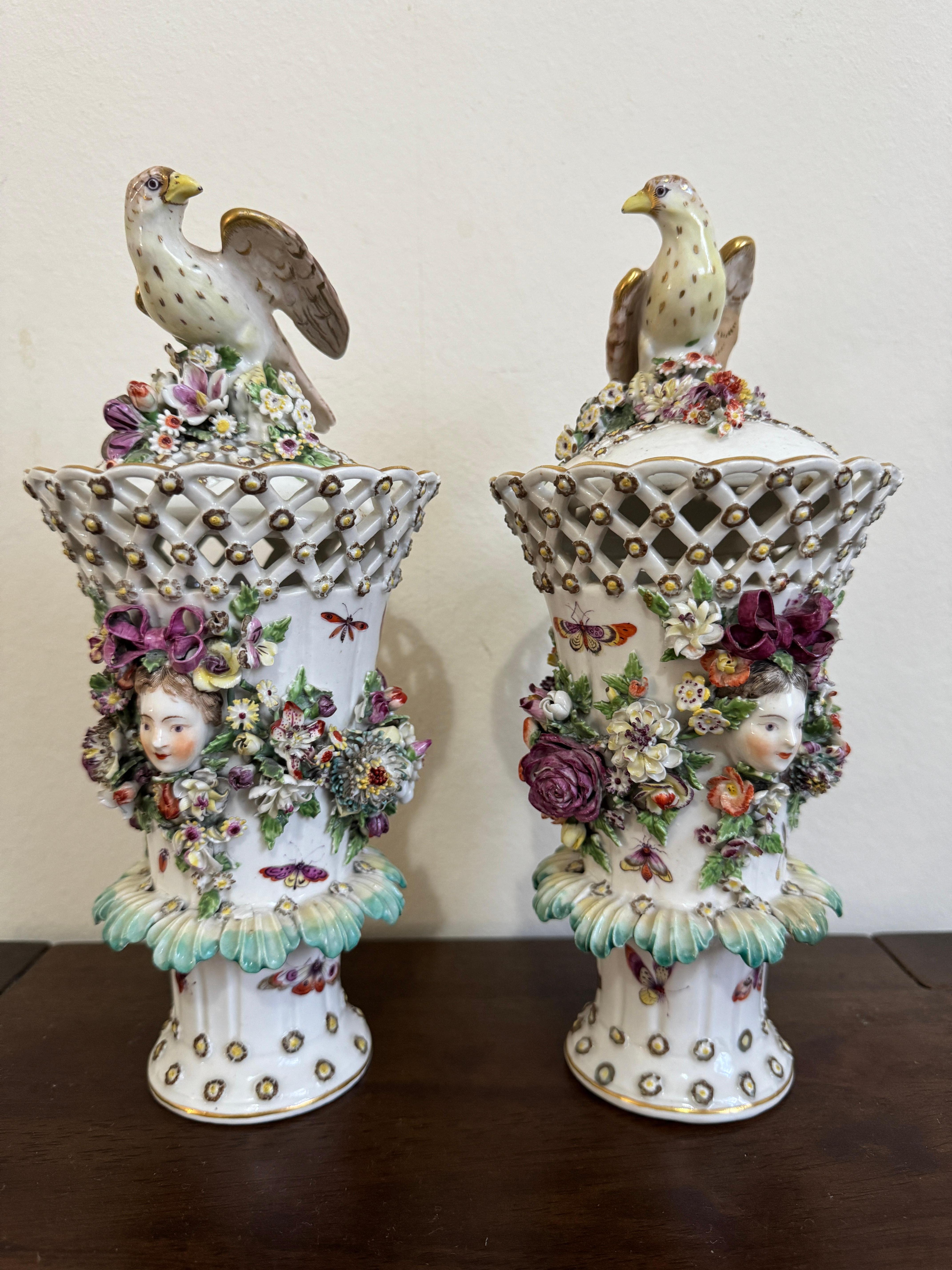 Paire de vases à volants Derby du 18e siècle, vers 1760 en vente 3