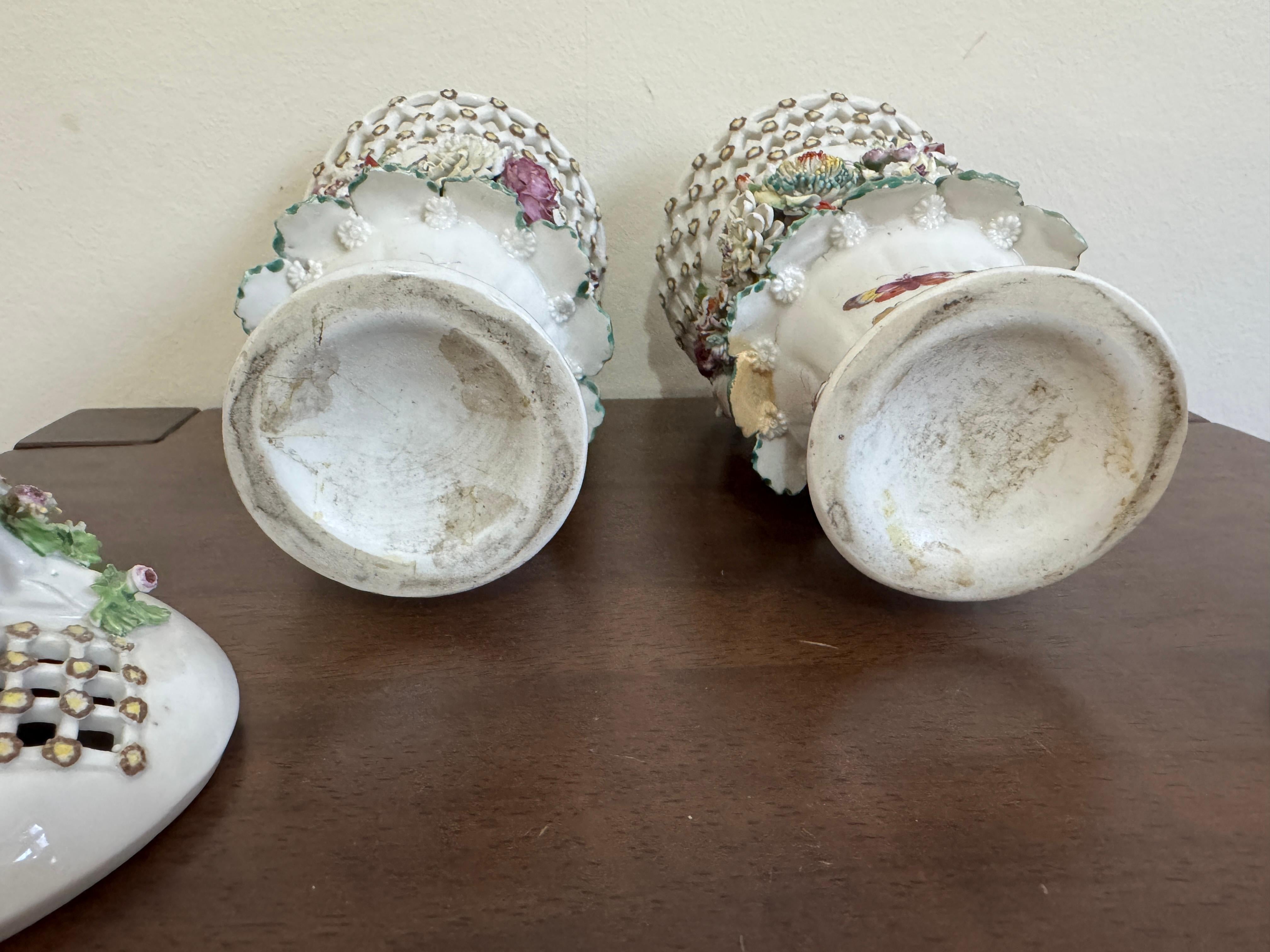 Paire de vases à volants Derby du 18e siècle, vers 1760 en vente 7