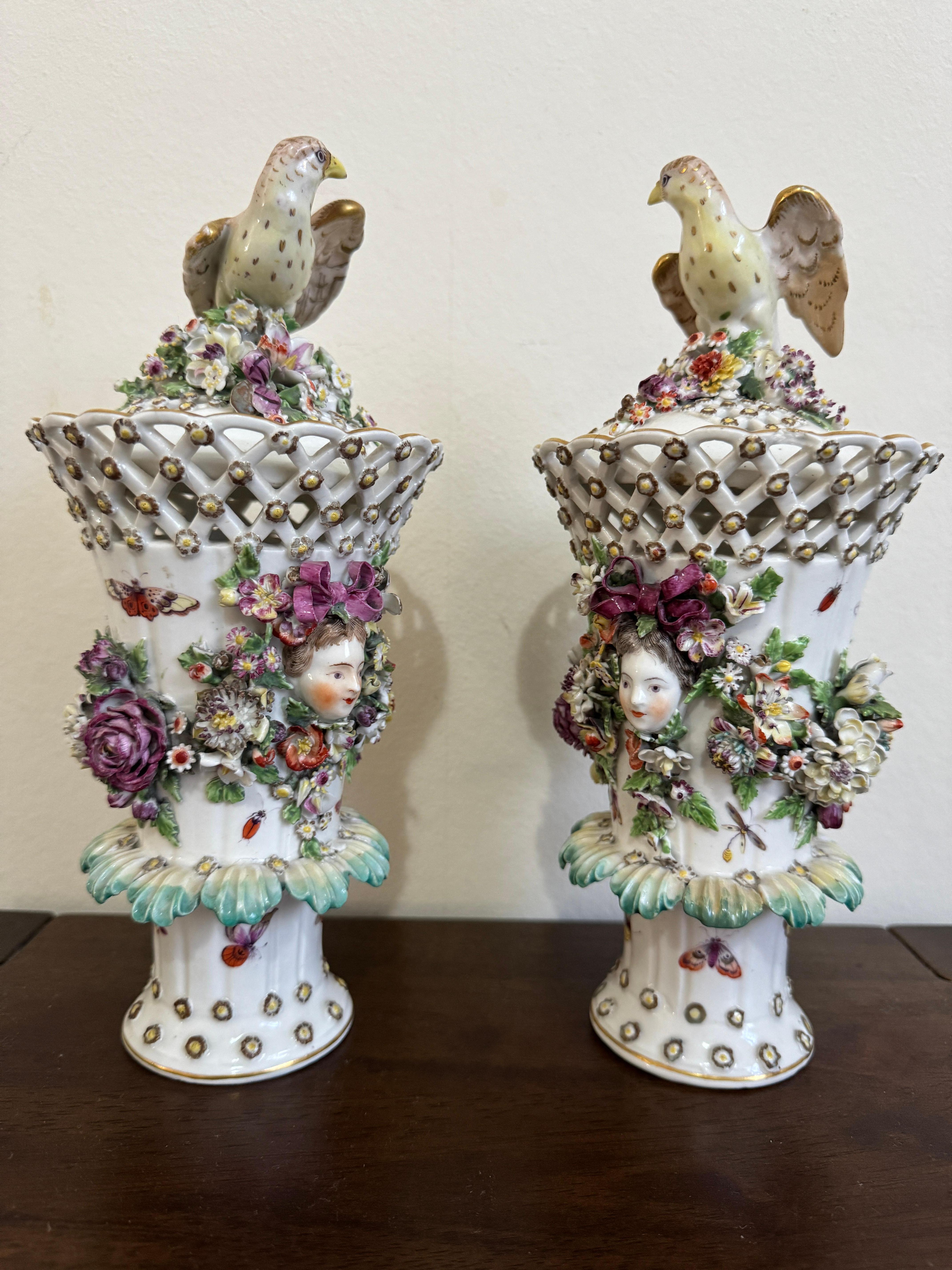 Paire de vases et de couvercles à volants de Derby du XVIIIe siècle, vers 1765. Les corps sont ornés de masques féminins sur deux côtés, entourés de fleurs. Les couvertures sont toutes décorées d'un oiseau assis sur un socle de fleurs.
10.25