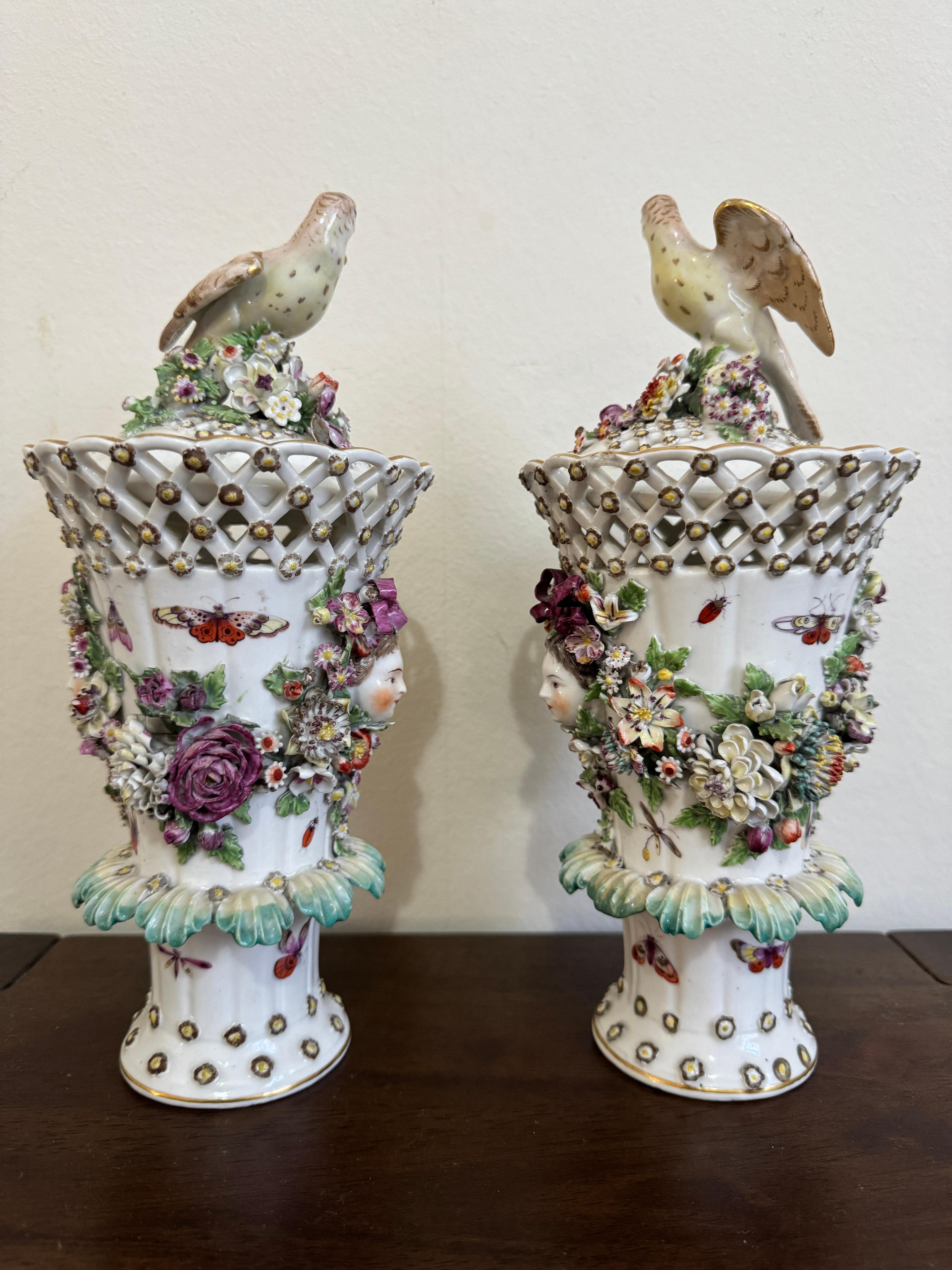 Rococo Paire de vases à volants Derby du 18e siècle, vers 1760 en vente