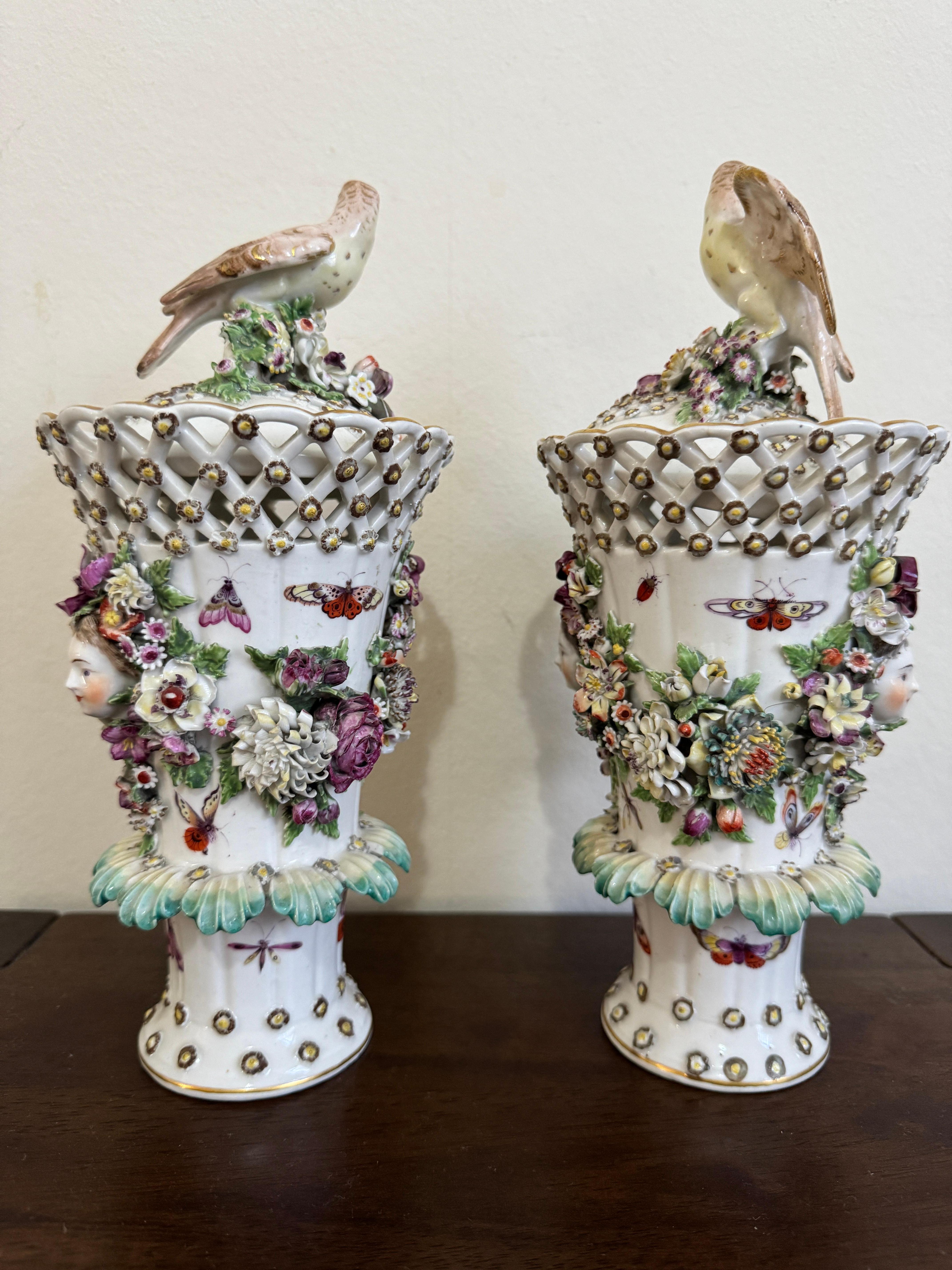 Anglais Paire de vases à volants Derby du 18e siècle, vers 1760 en vente