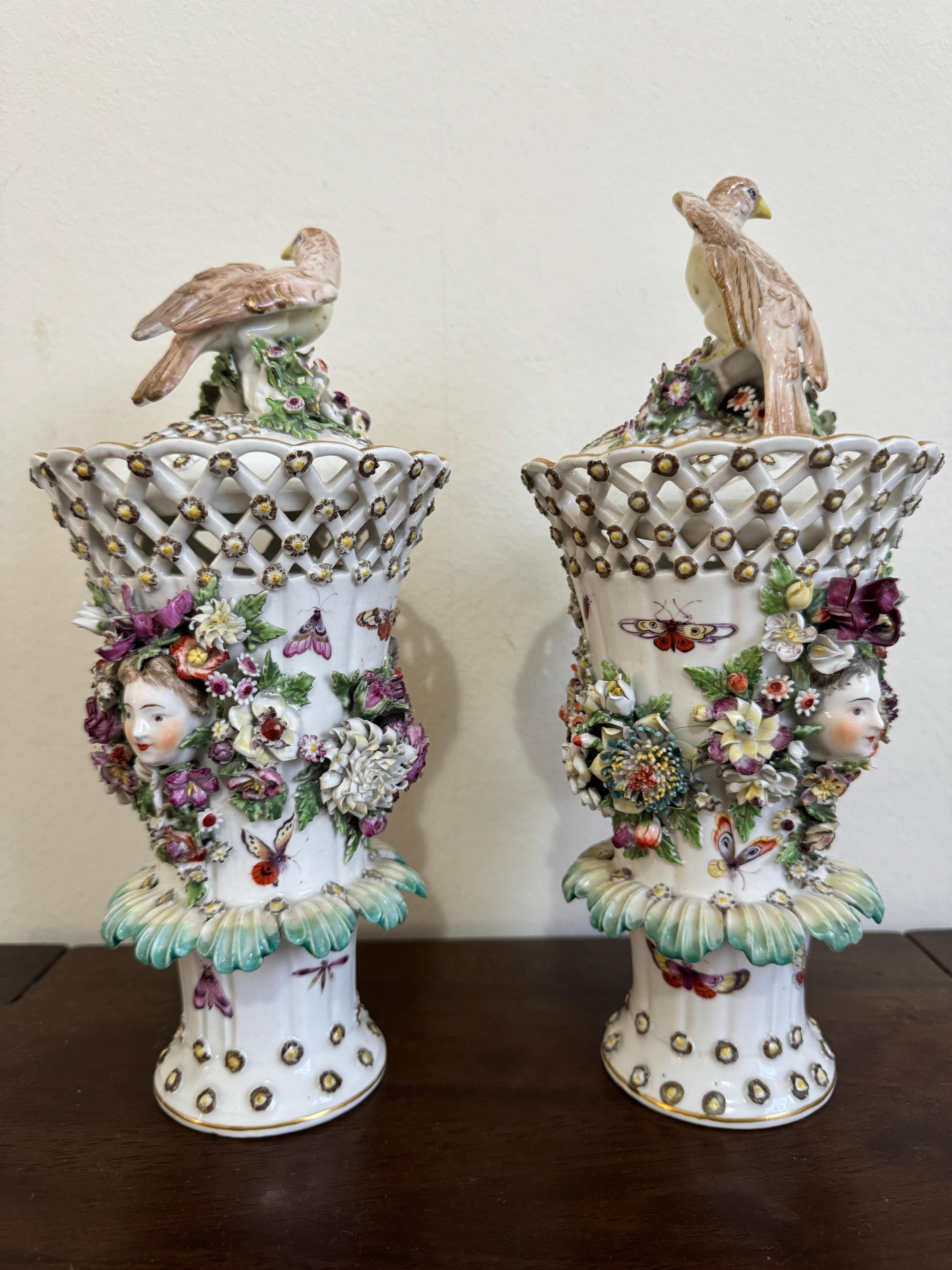 Fait main Paire de vases à volants Derby du 18e siècle, vers 1760 en vente