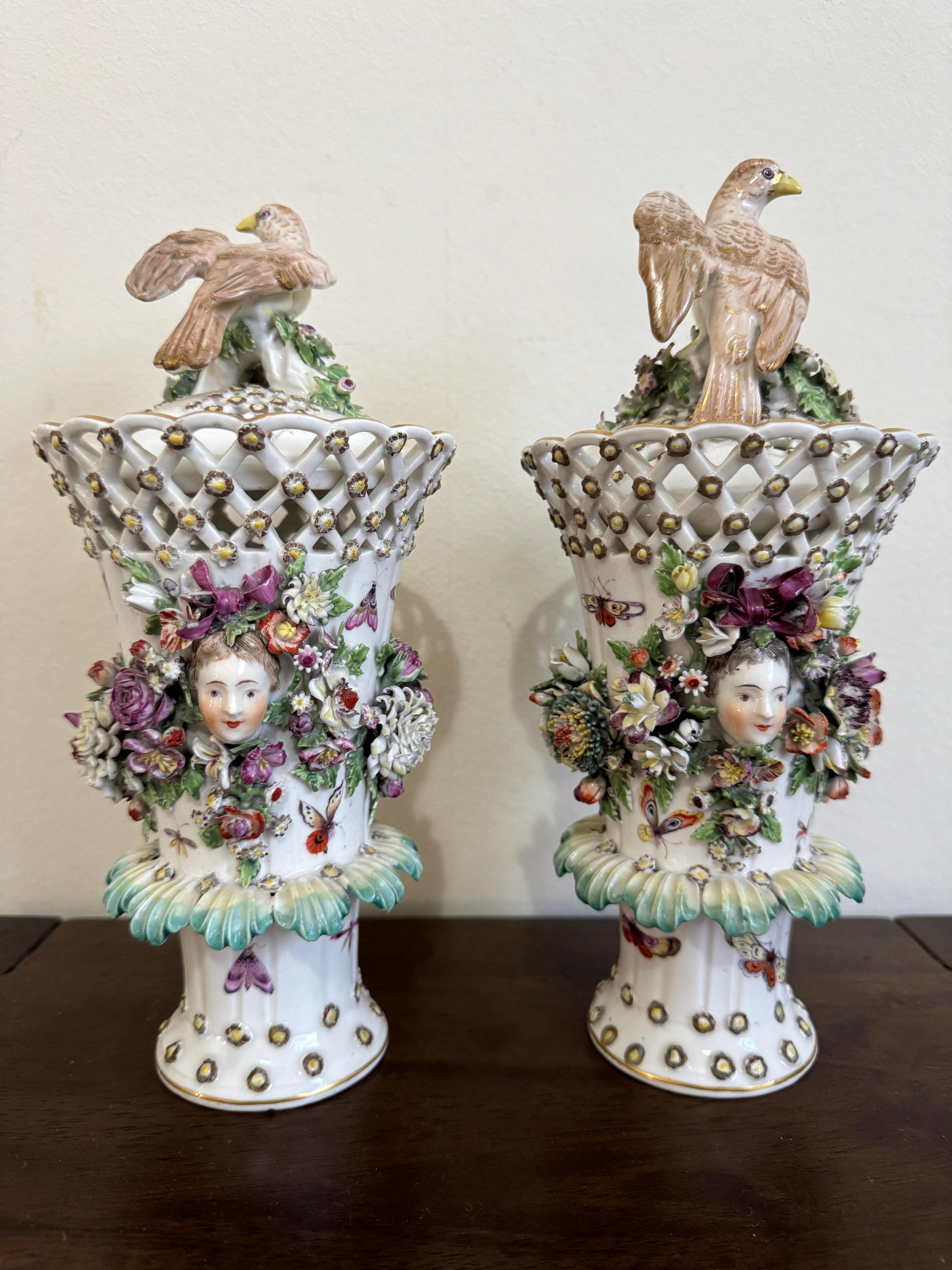 Paire de vases à volants Derby du 18e siècle, vers 1760 Bon état - En vente à Basildon, GB