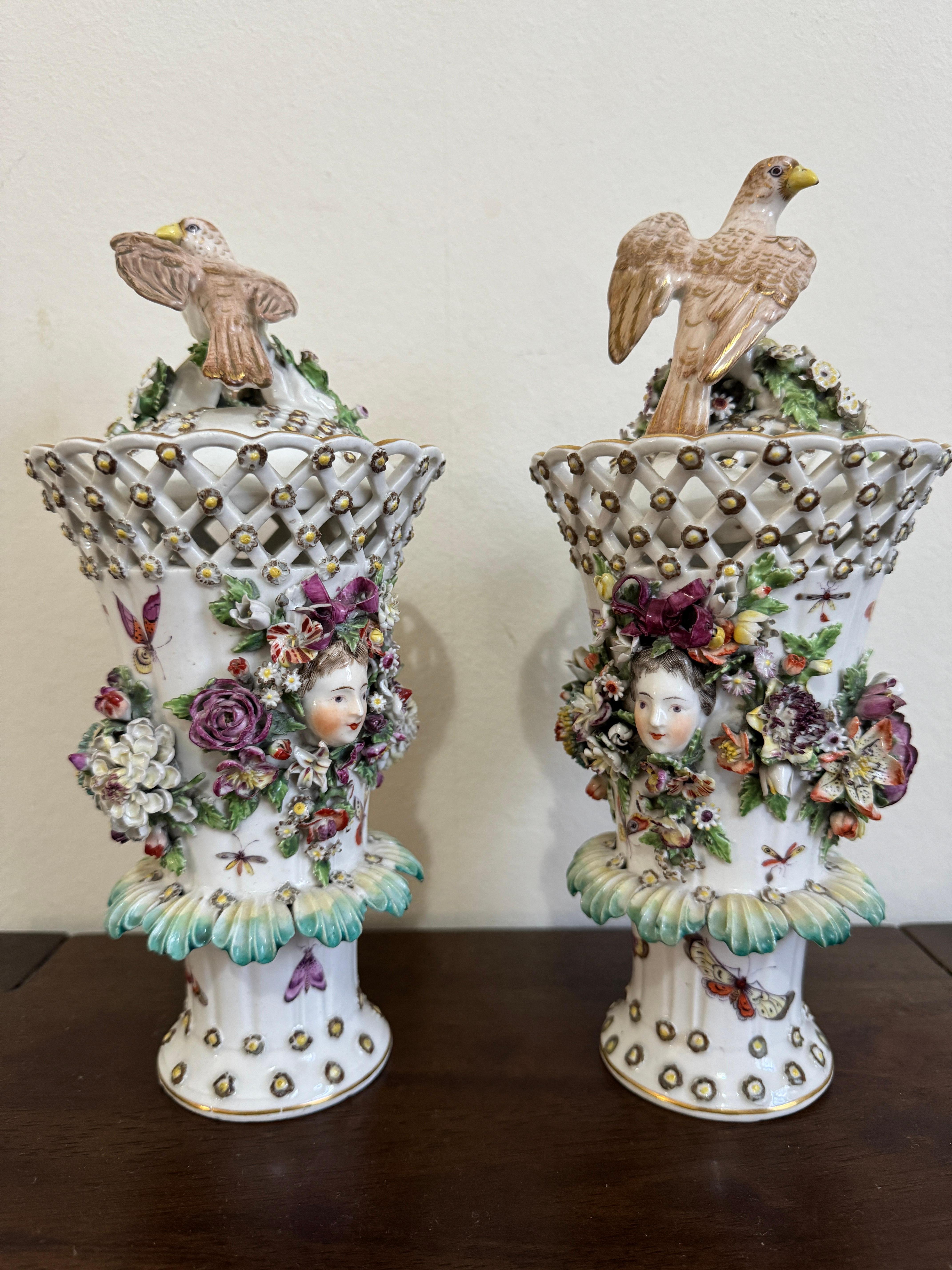 XVIIIe siècle Paire de vases à volants Derby du 18e siècle, vers 1760 en vente