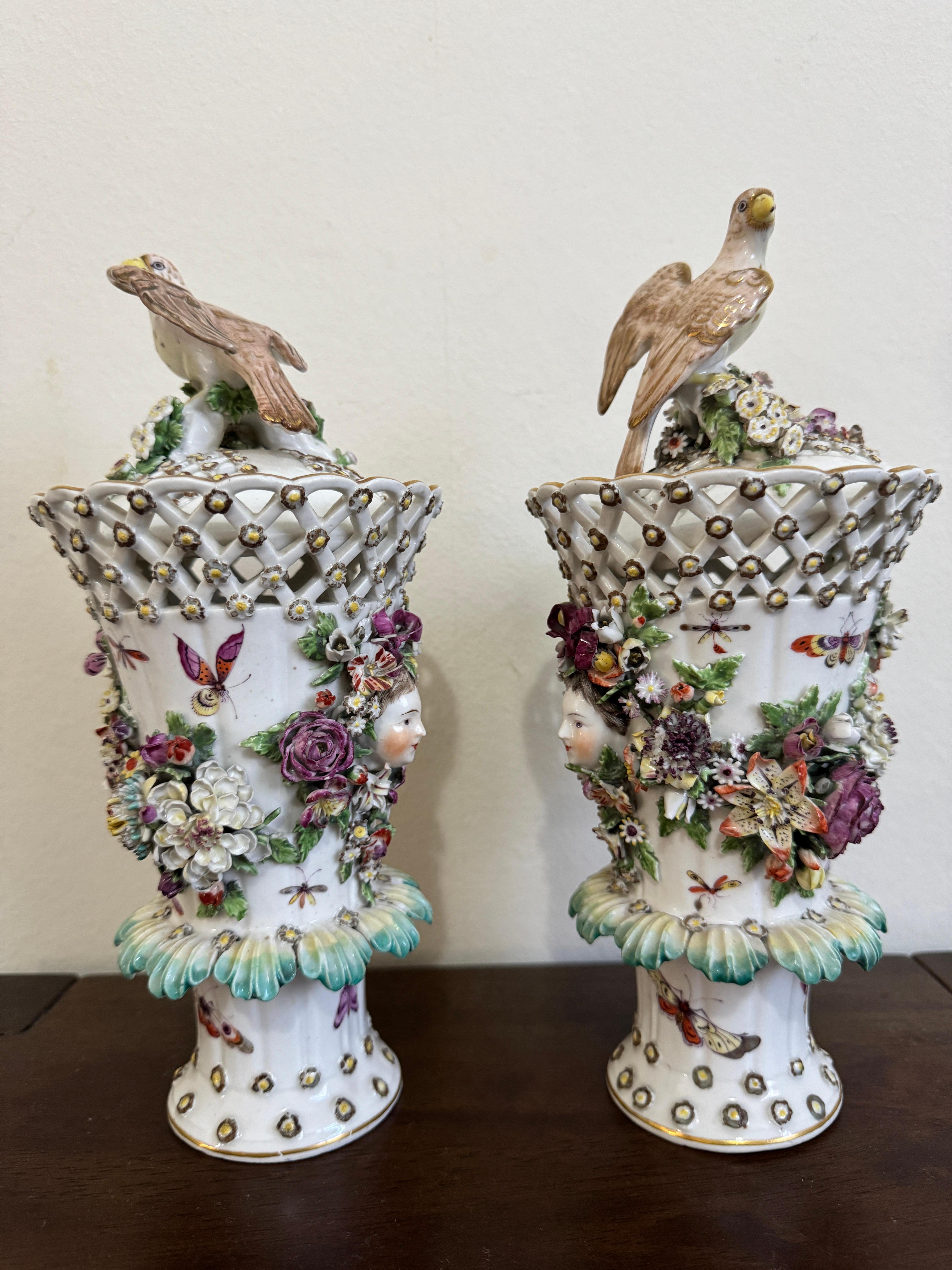 Porcelaine Paire de vases à volants Derby du 18e siècle, vers 1760 en vente