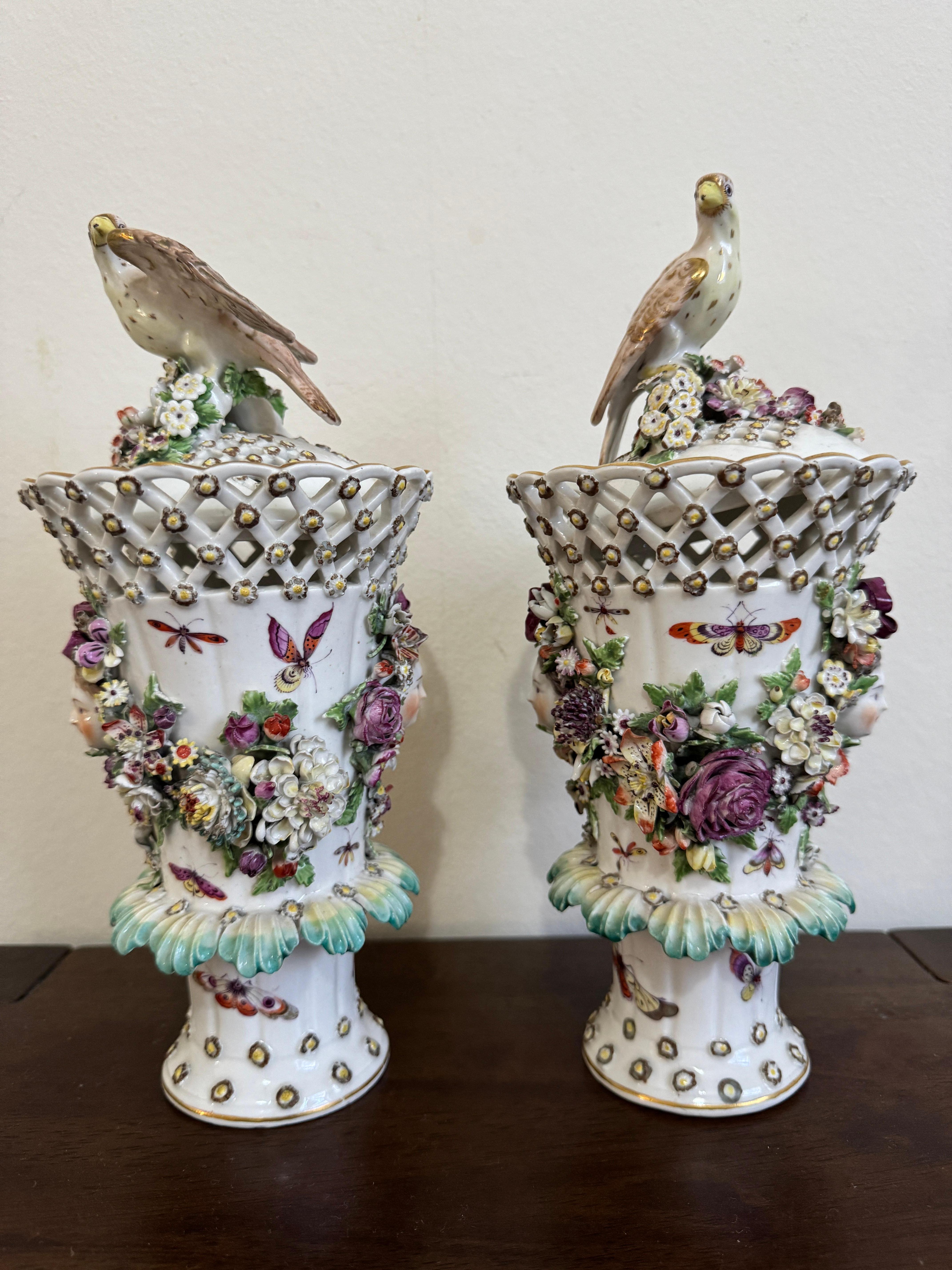 Paire de vases à volants Derby du 18e siècle, vers 1760 en vente 1