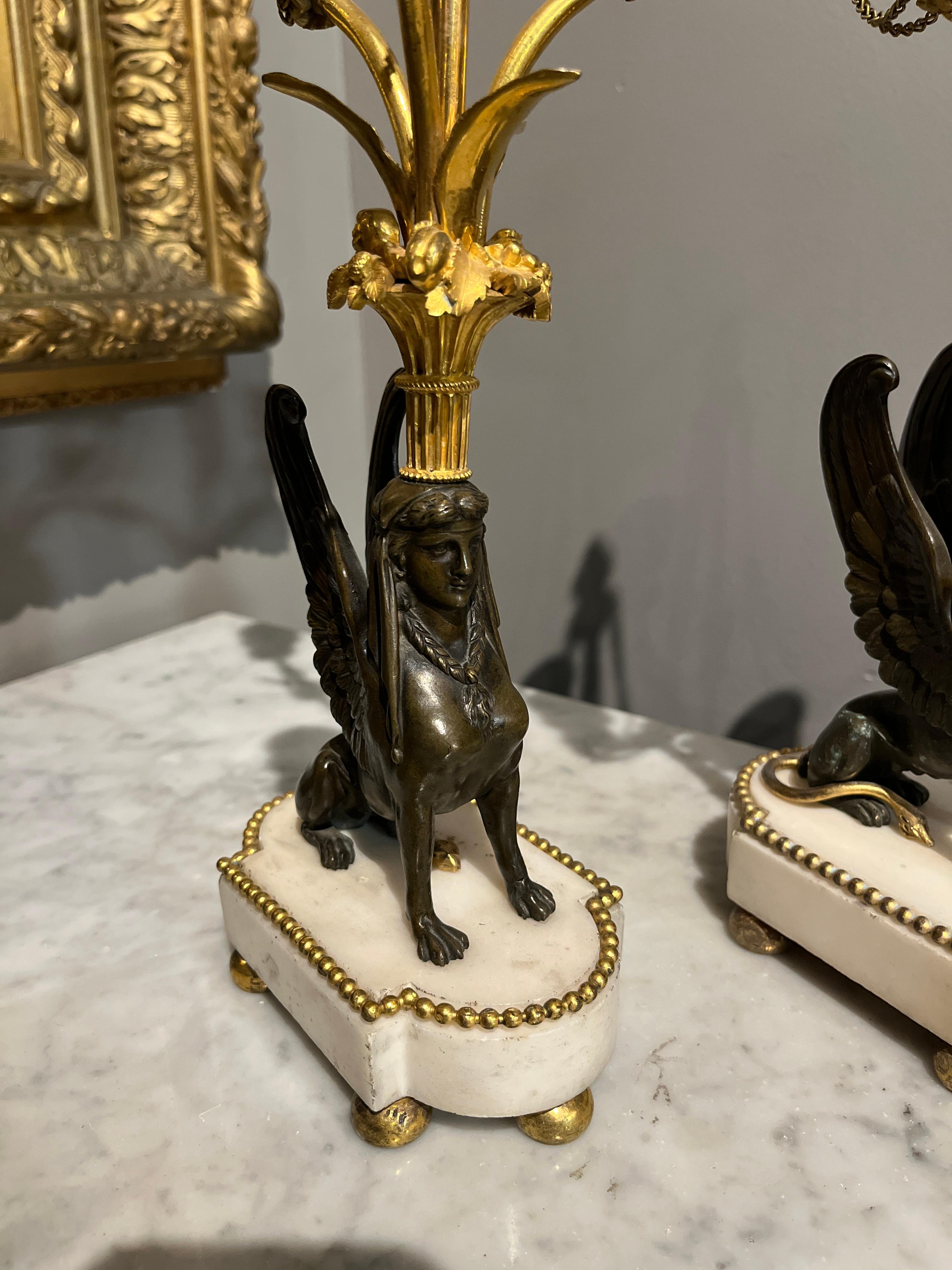 Coppia di candelabri Directoire del XVIII secolo con grifoni in bronzo 
Bellissima coppia acquistata in Francia. Usura appropriata all'età, vedi foto dettagliate o scrivici per qualsiasi domanda. 