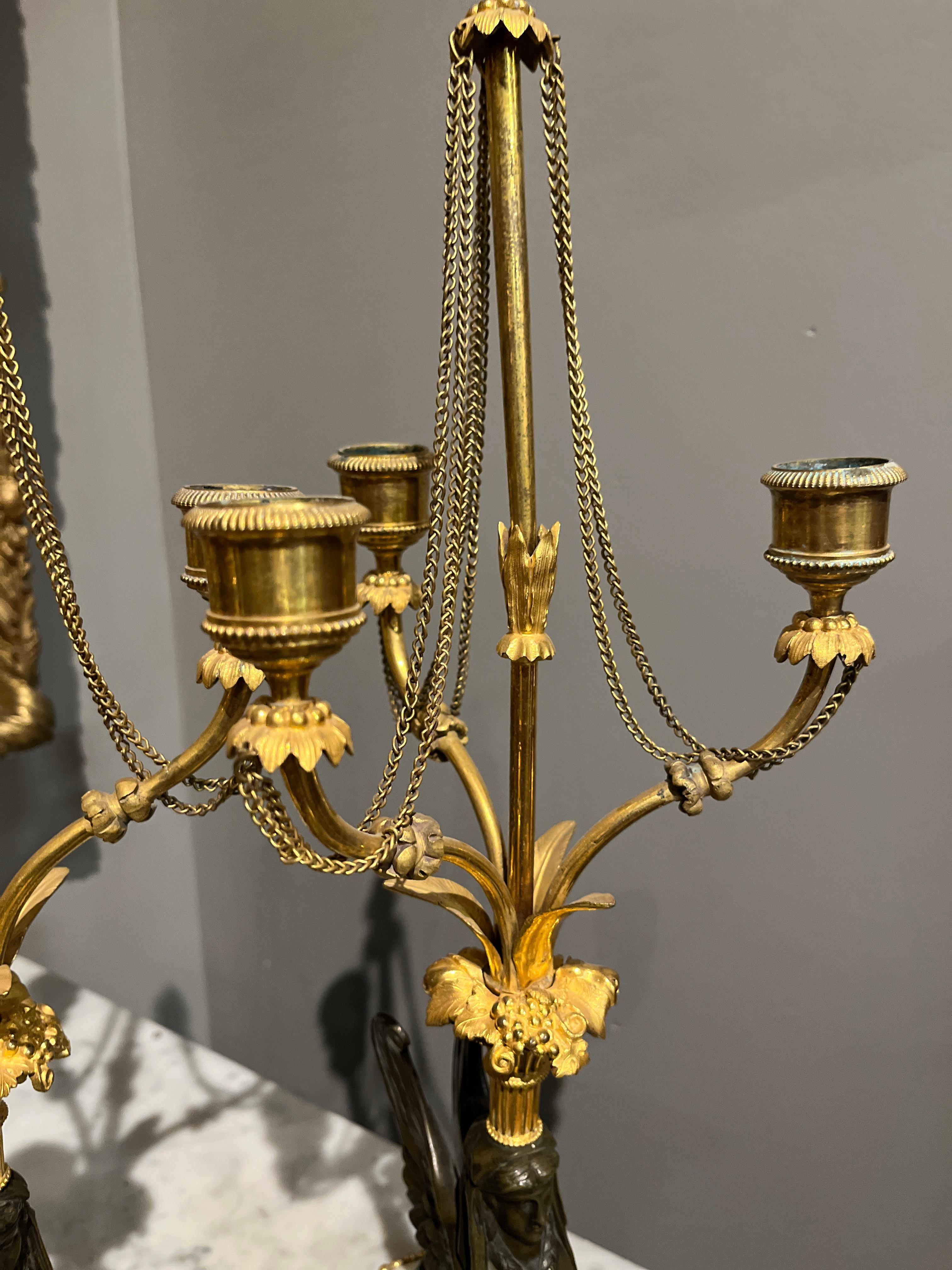 Direttorio Coppia di candelabri Directoire del XVIII secolo con grifoni in bronzo in vendita
