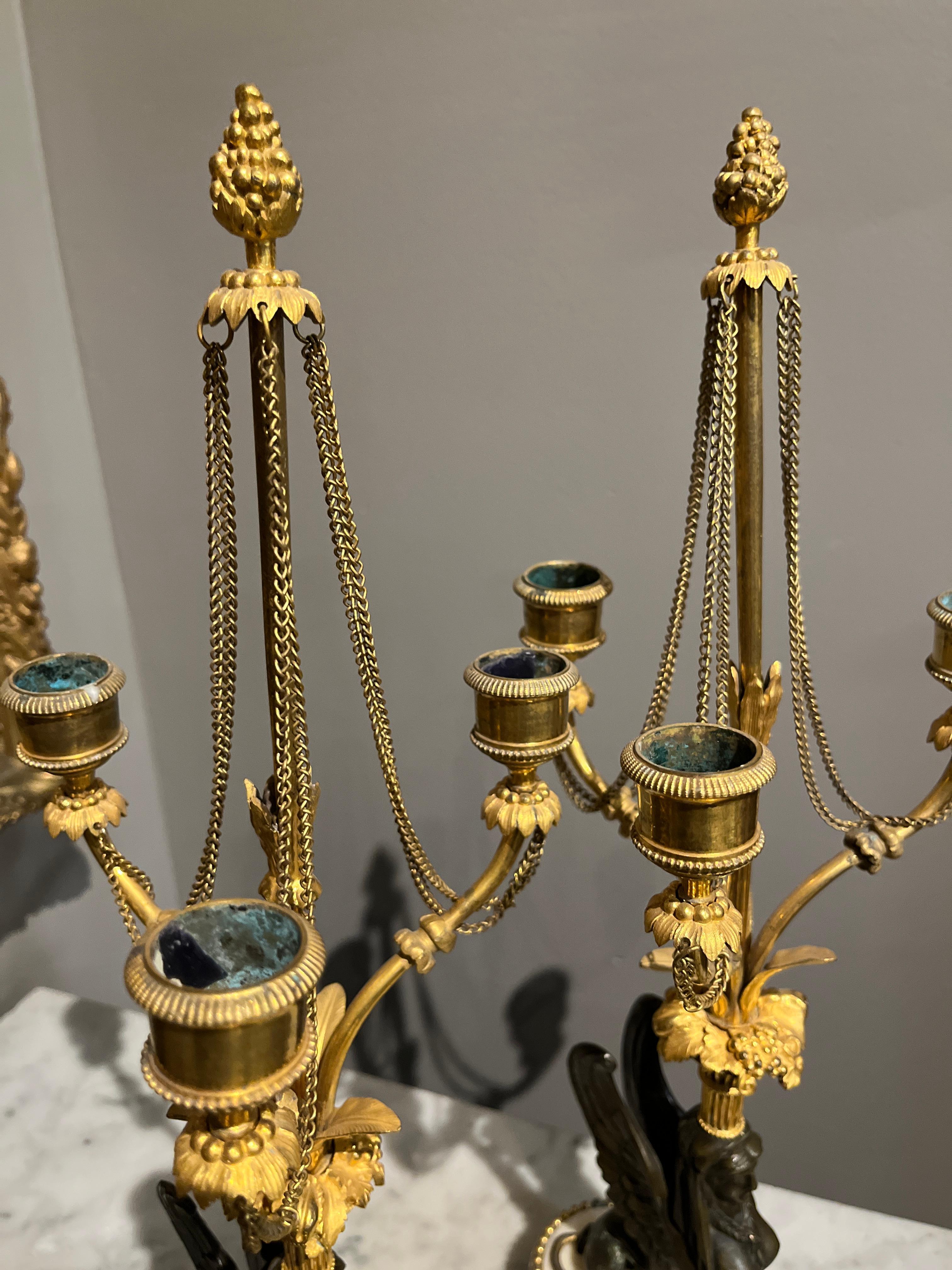 Francese Coppia di candelabri Directoire del XVIII secolo con grifoni in bronzo in vendita