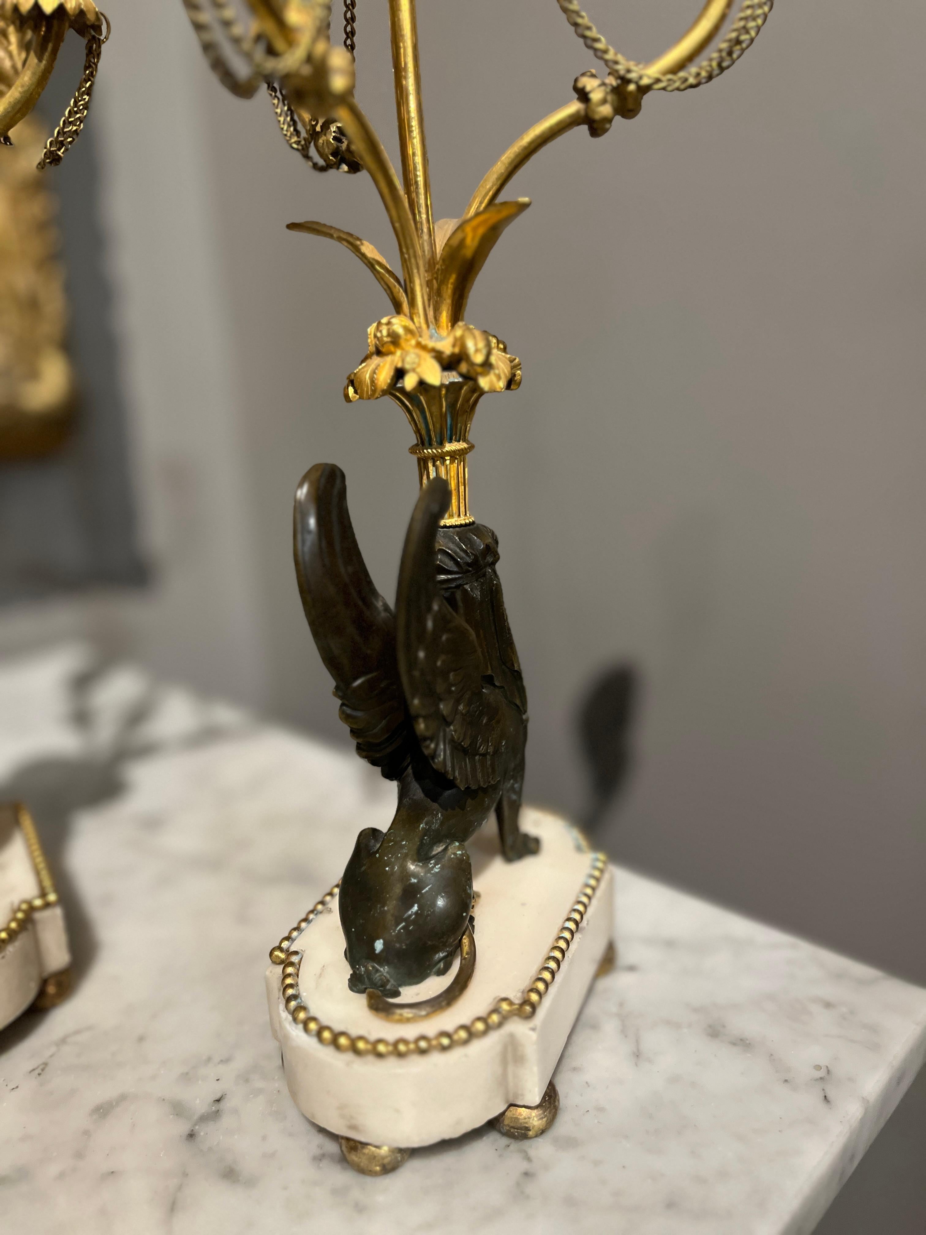 Coppia di candelabri Directoire del XVIII secolo con grifoni in bronzo In condizioni buone in vendita a Scottsdale, AZ