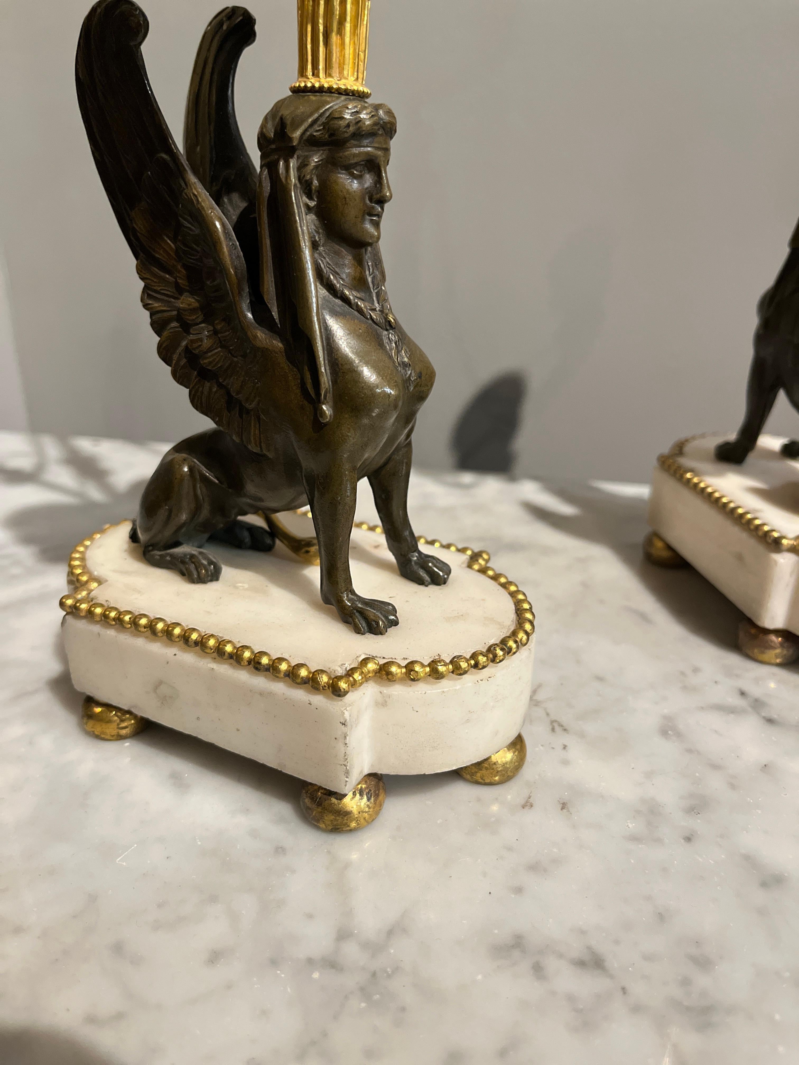 Fino al XVIII secolo Coppia di candelabri Directoire del XVIII secolo con grifoni in bronzo in vendita