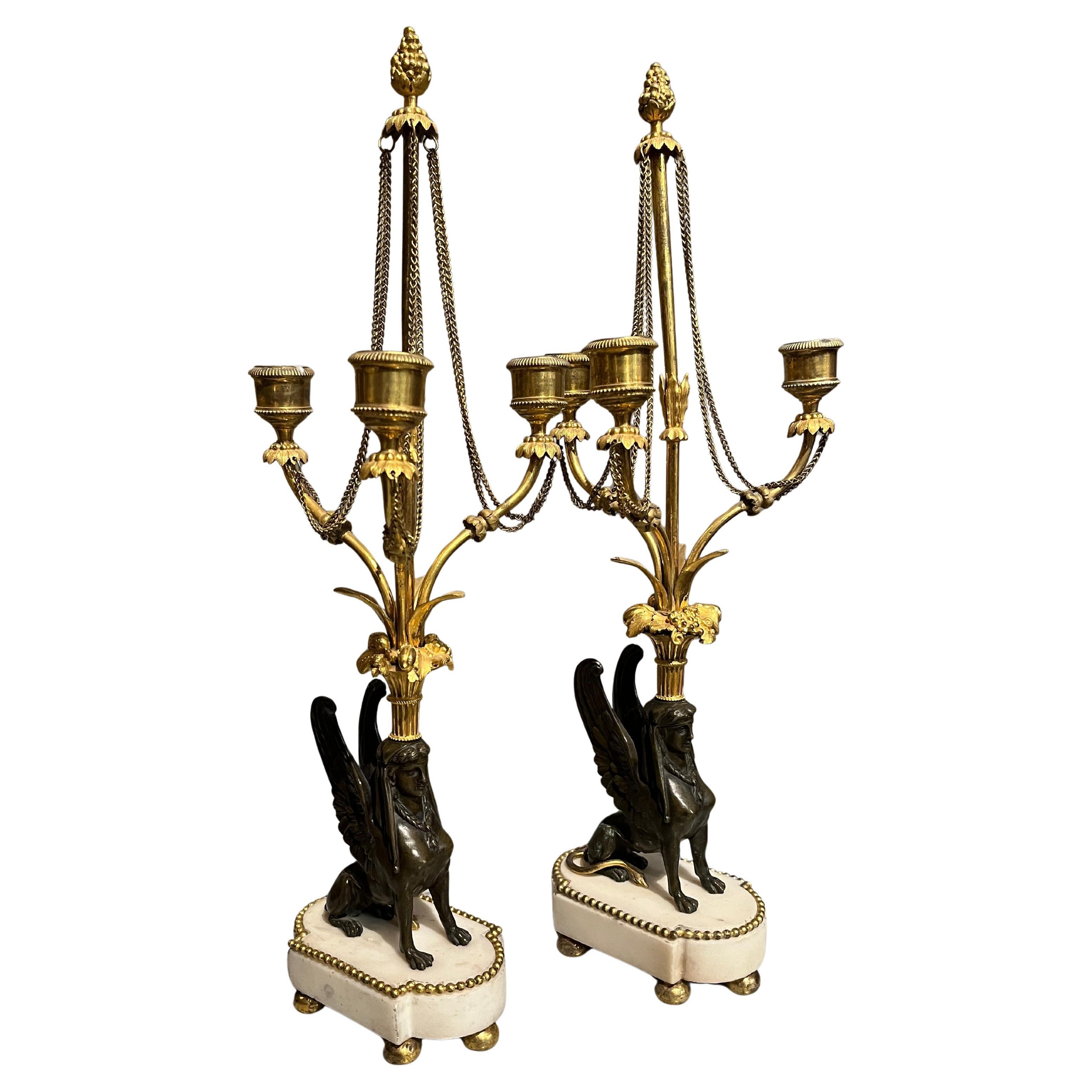 Coppia di candelabri Directoire del XVIII secolo con grifoni in bronzo in vendita