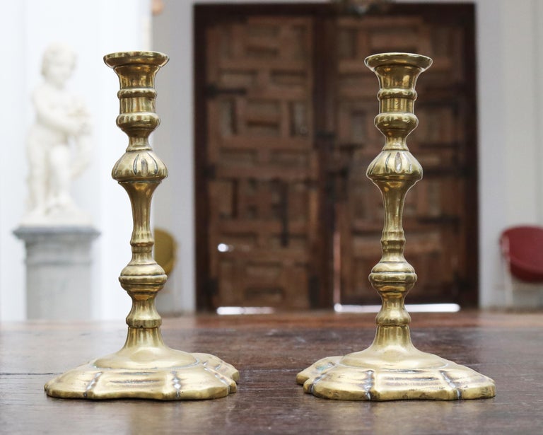 18th Century Pair of English Brass Candlesticks In Good Condition For Sale In Malaga, ES