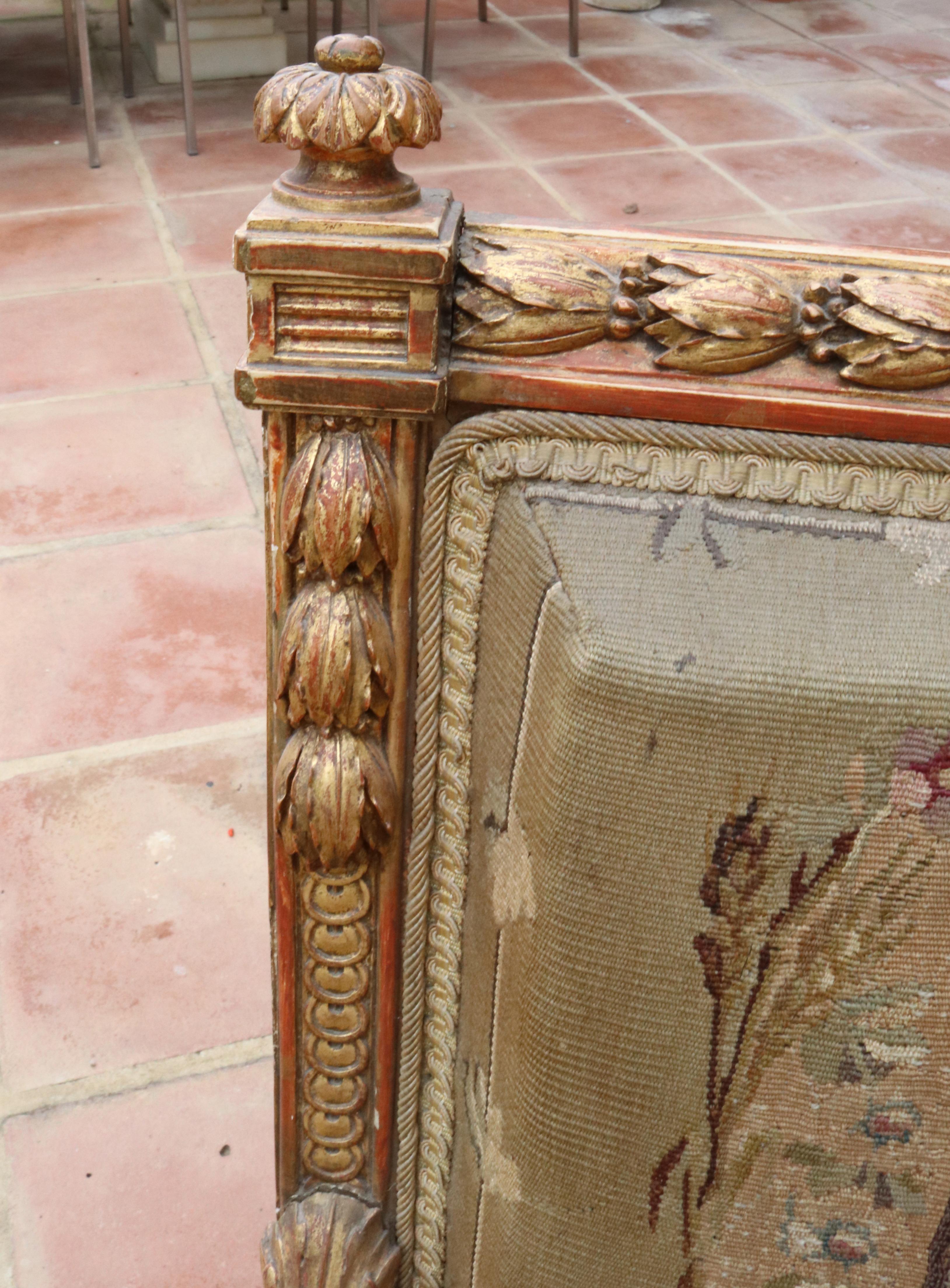 Paire de fauteuils d'Aubusson français du 18ème siècle avec cadres en bois doré en vente 8