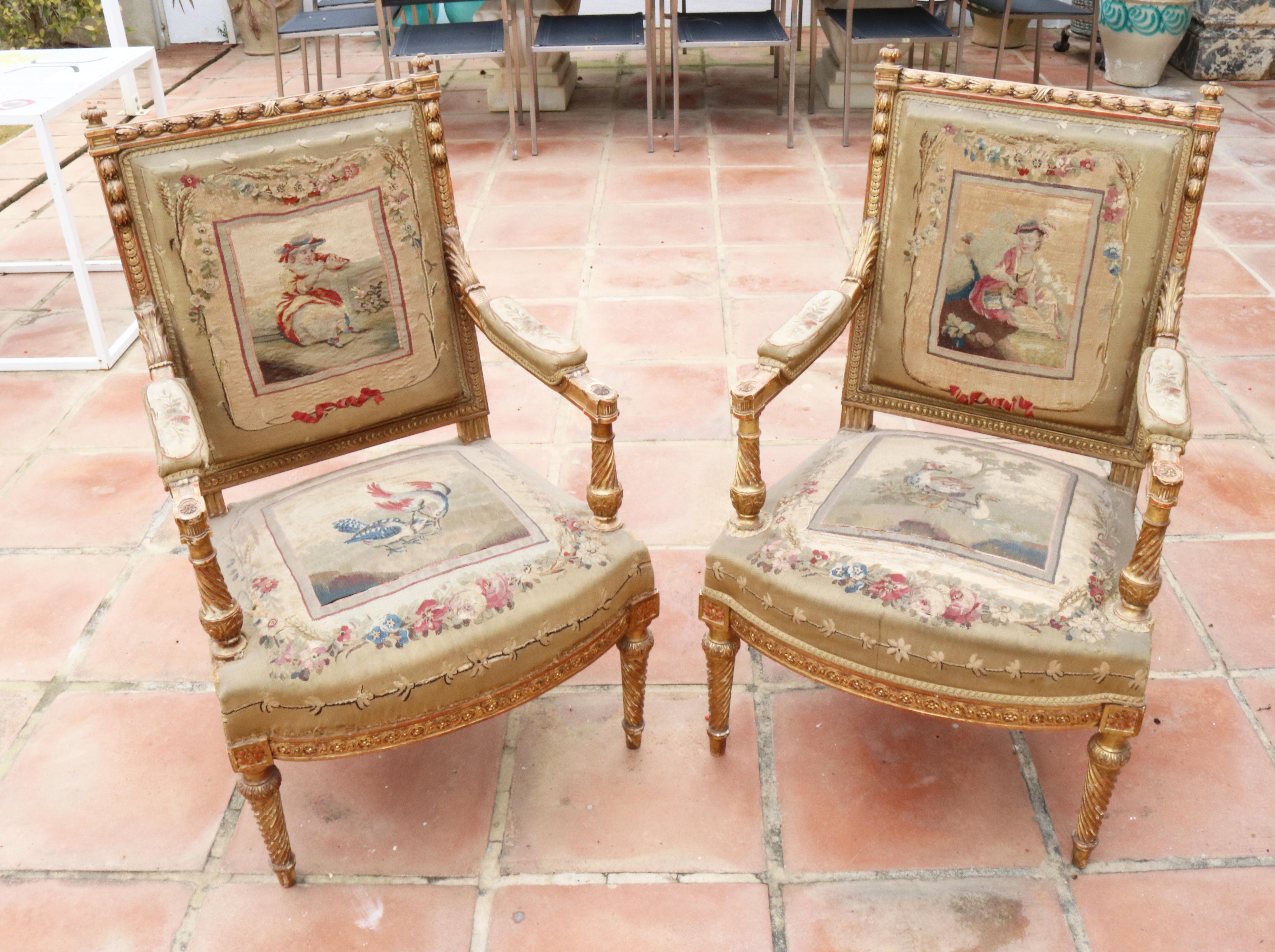 paire de fauteuils français tapissés d'Aubusson du XVIIIe siècle avec des scènes d'oiseaux et de personnages, dont le cadre en bois doré a été remplacé au XIXe siècle.

   