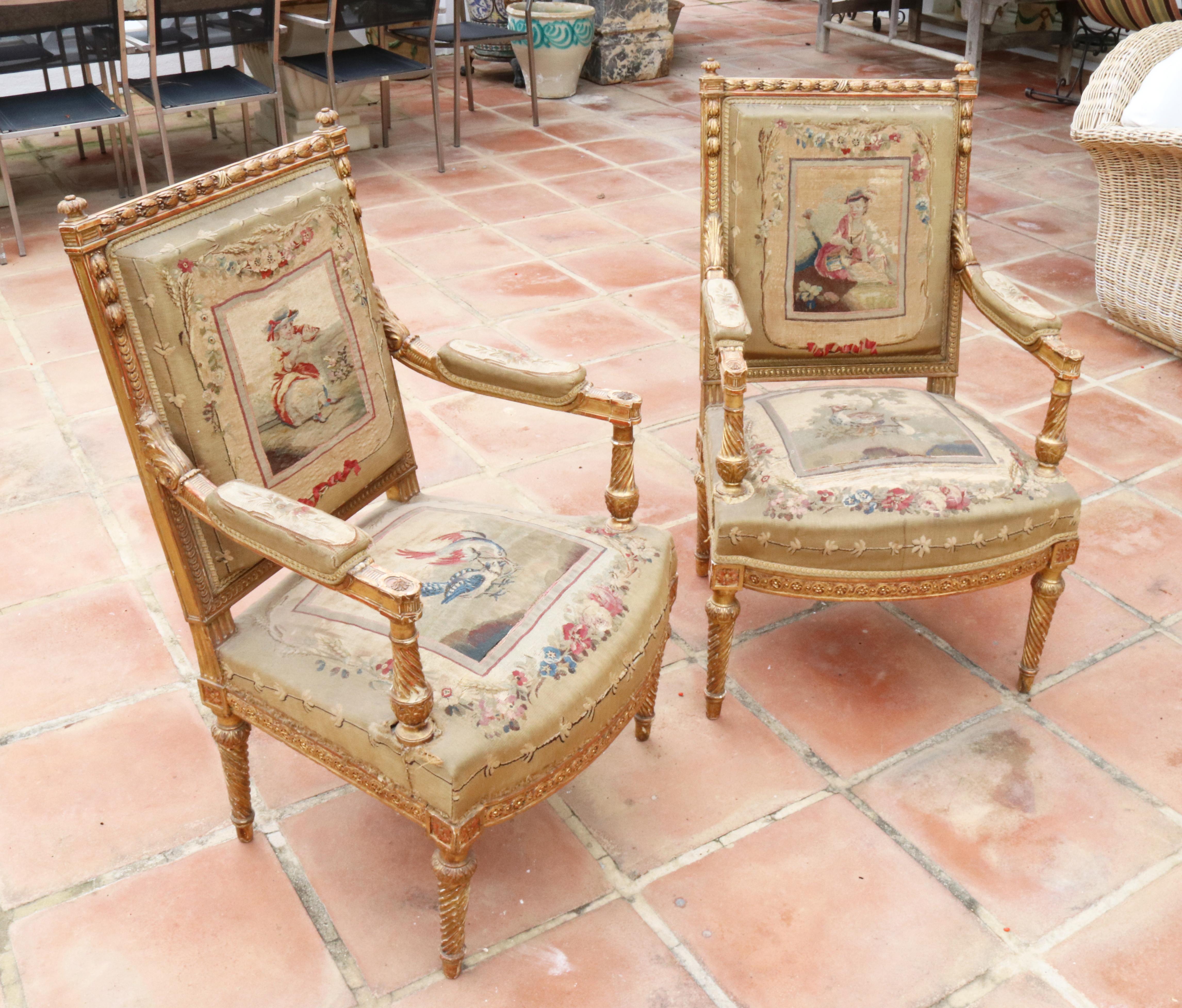 Brodé Paire de fauteuils d'Aubusson français du 18ème siècle avec cadres en bois doré en vente