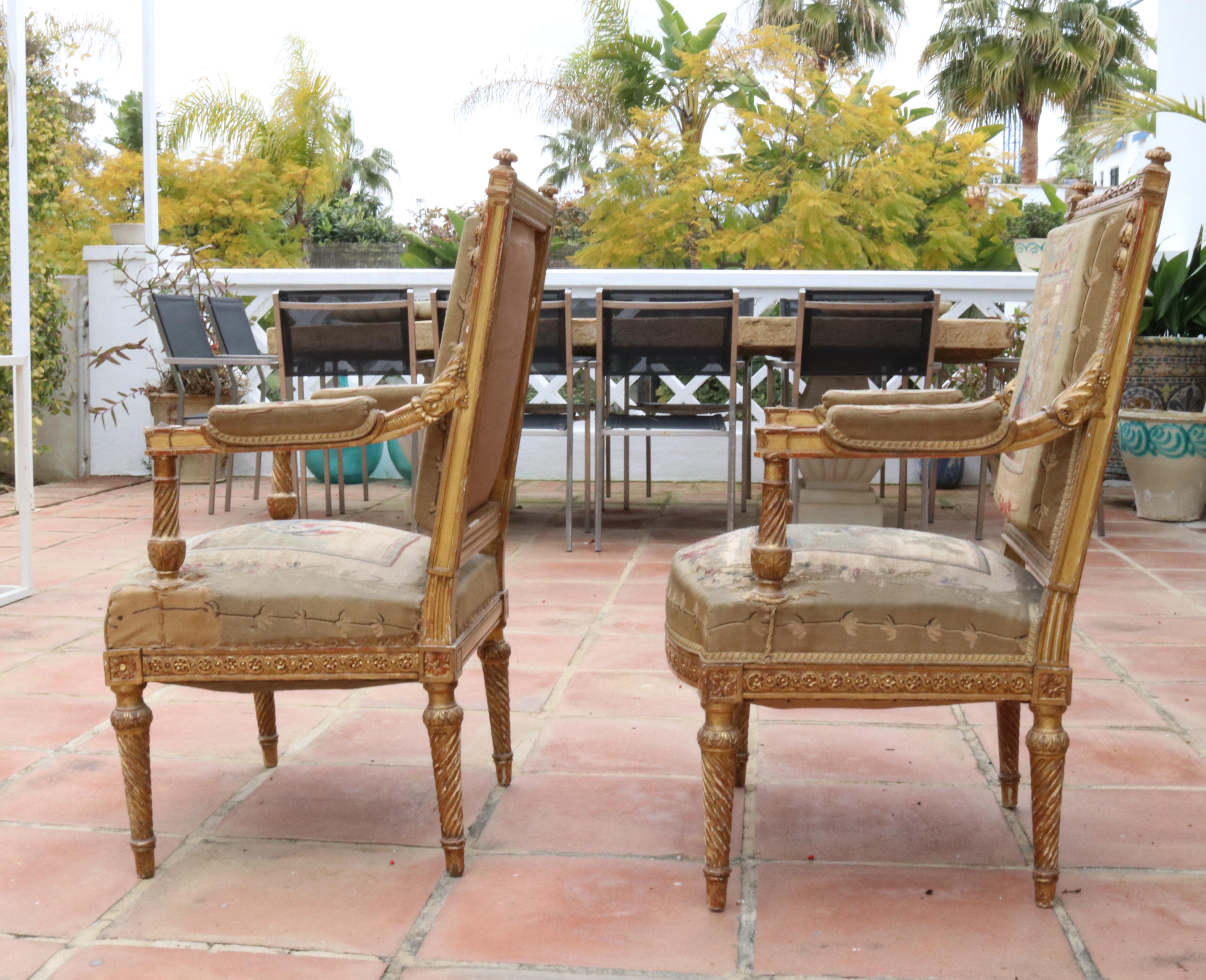 Paire de fauteuils d'Aubusson français du 18ème siècle avec cadres en bois doré Bon état - En vente à Marbella, ES