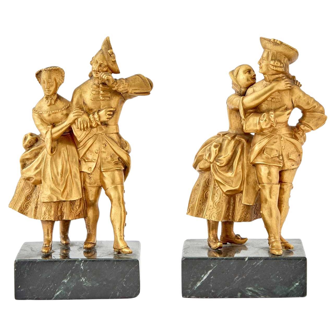 Paire de groupes figuratifs en bronze doré représentant des couples en train de se faire la cour, XVIIIe siècle en vente