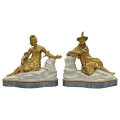 Pareja de esculturas francesas de bronce dorado del siglo XVIII sobre base de mármol