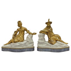 Paire de sculptures françaises en bronze doré du XVIIIe siècle sur socle en marbre