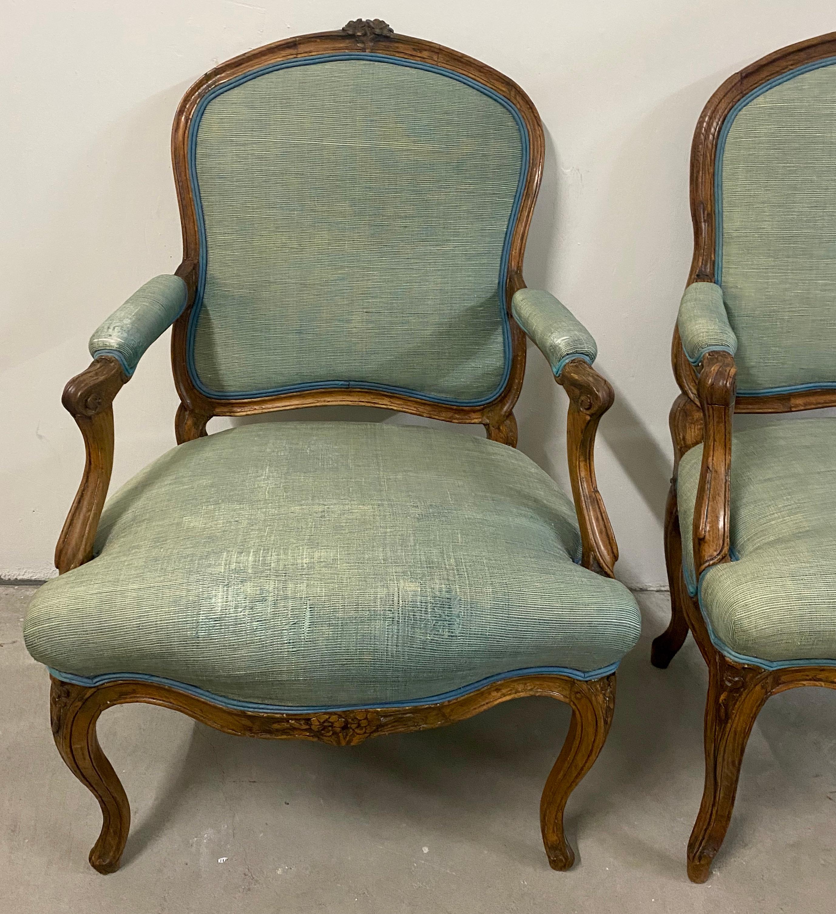 French Provincial 18th Century Pair of French Louis XV Carved Walnut Armchairs For Sale