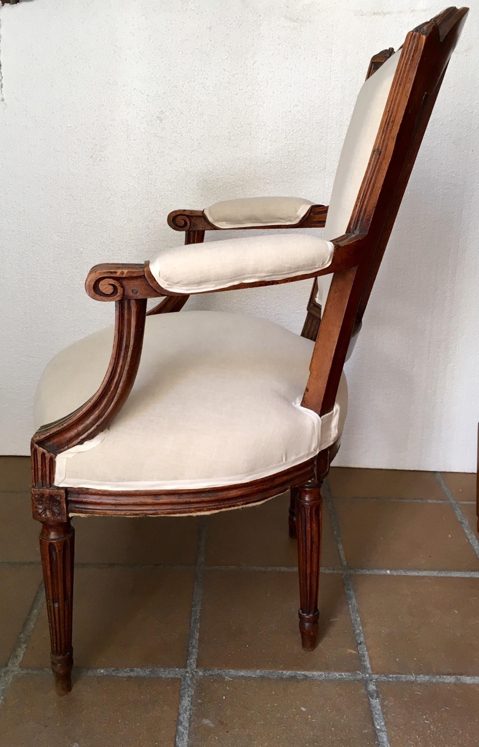 Paire de fauteuils Louis XVI du XVIIIe siècle en vente 4