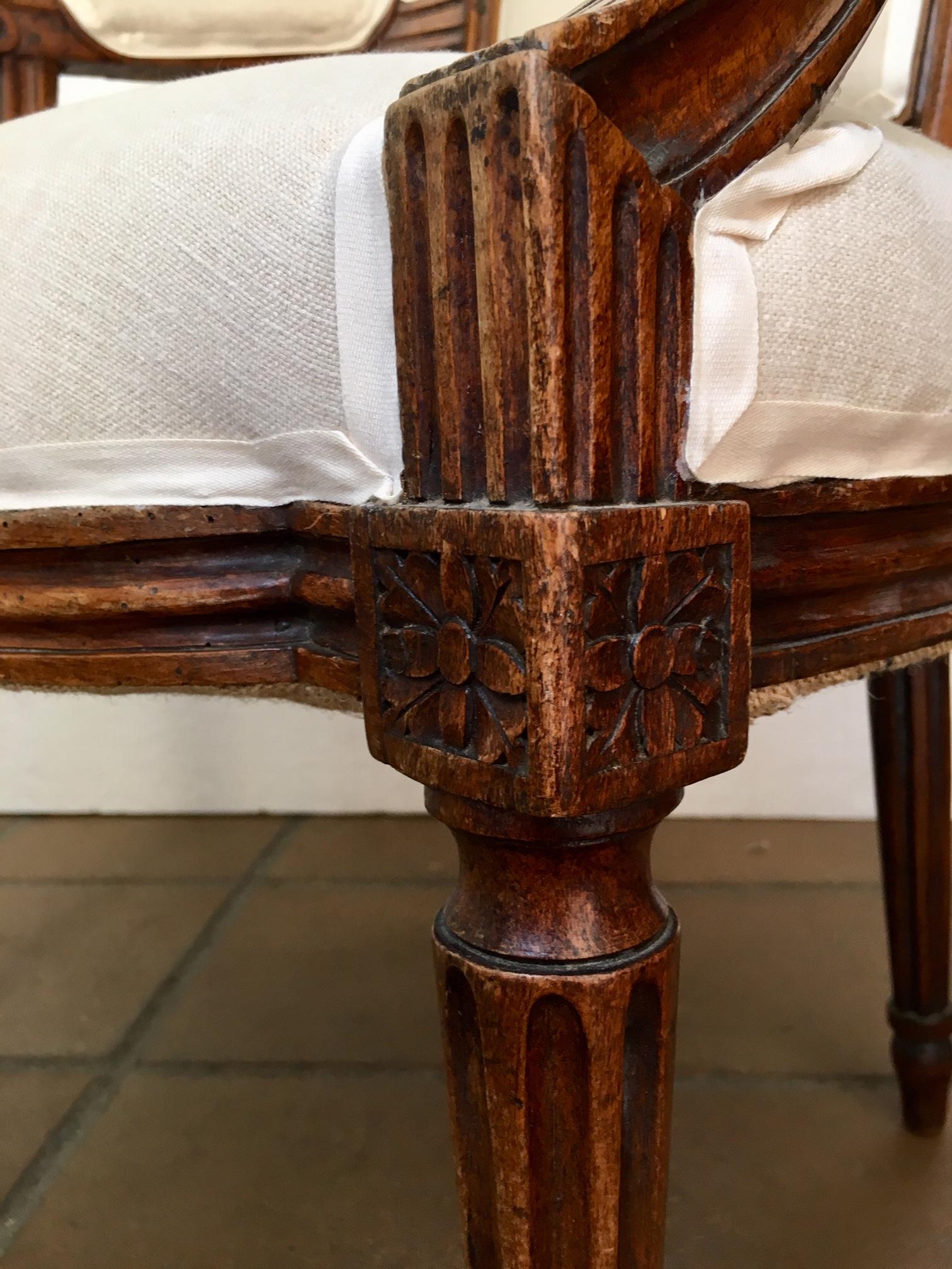 Coppia di Fauteuils o poltrone francesi Luigi XVI del XVIII secolo in vendita 3