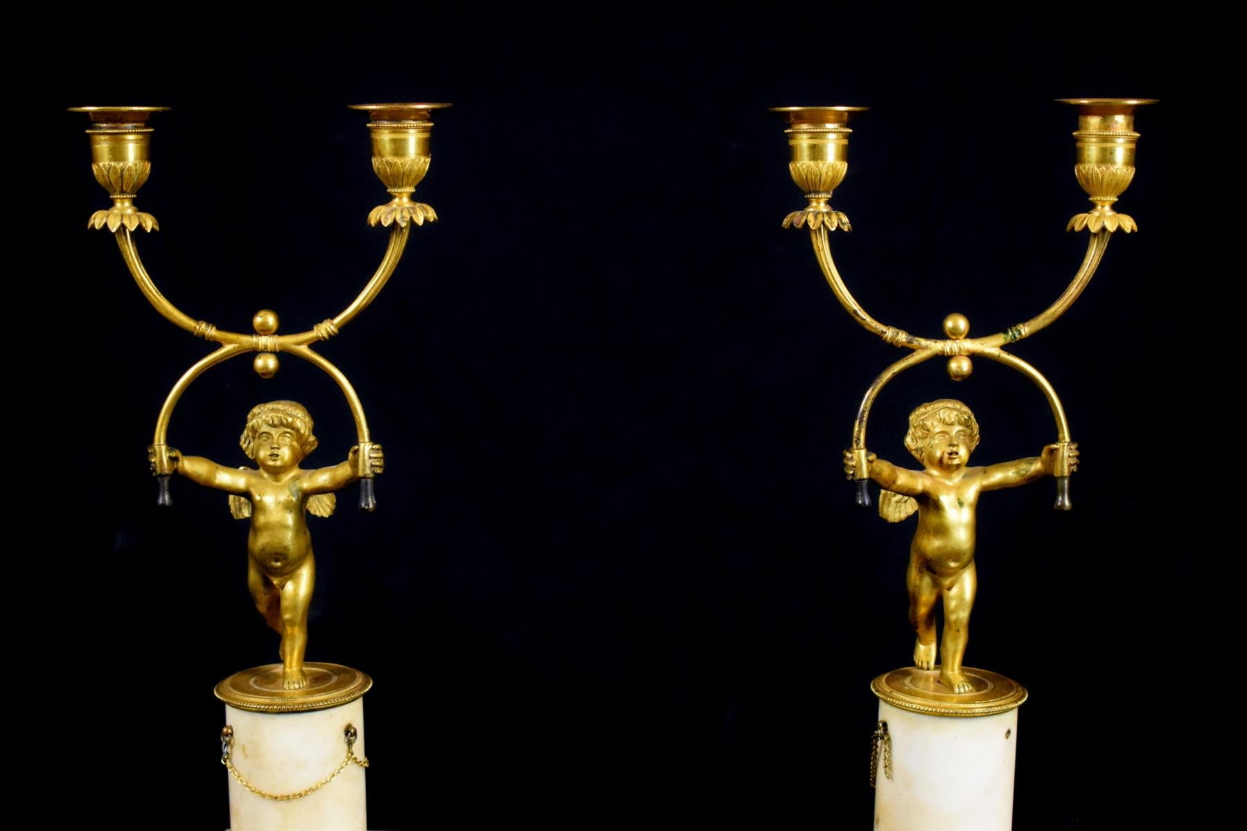 Paar französische zweiflammige Kerzenständer aus vergoldeter Bronze aus dem 18. Jahrhundert im Angebot 6