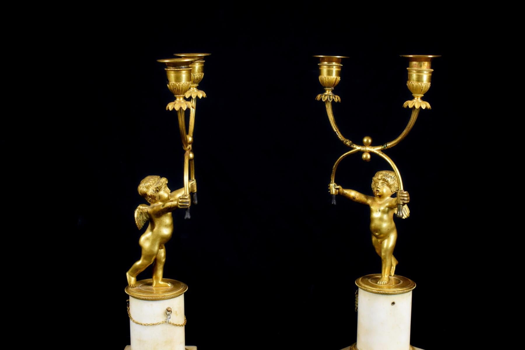 Paar französische zweiflammige Kerzenständer aus vergoldeter Bronze aus dem 18. Jahrhundert im Angebot 7