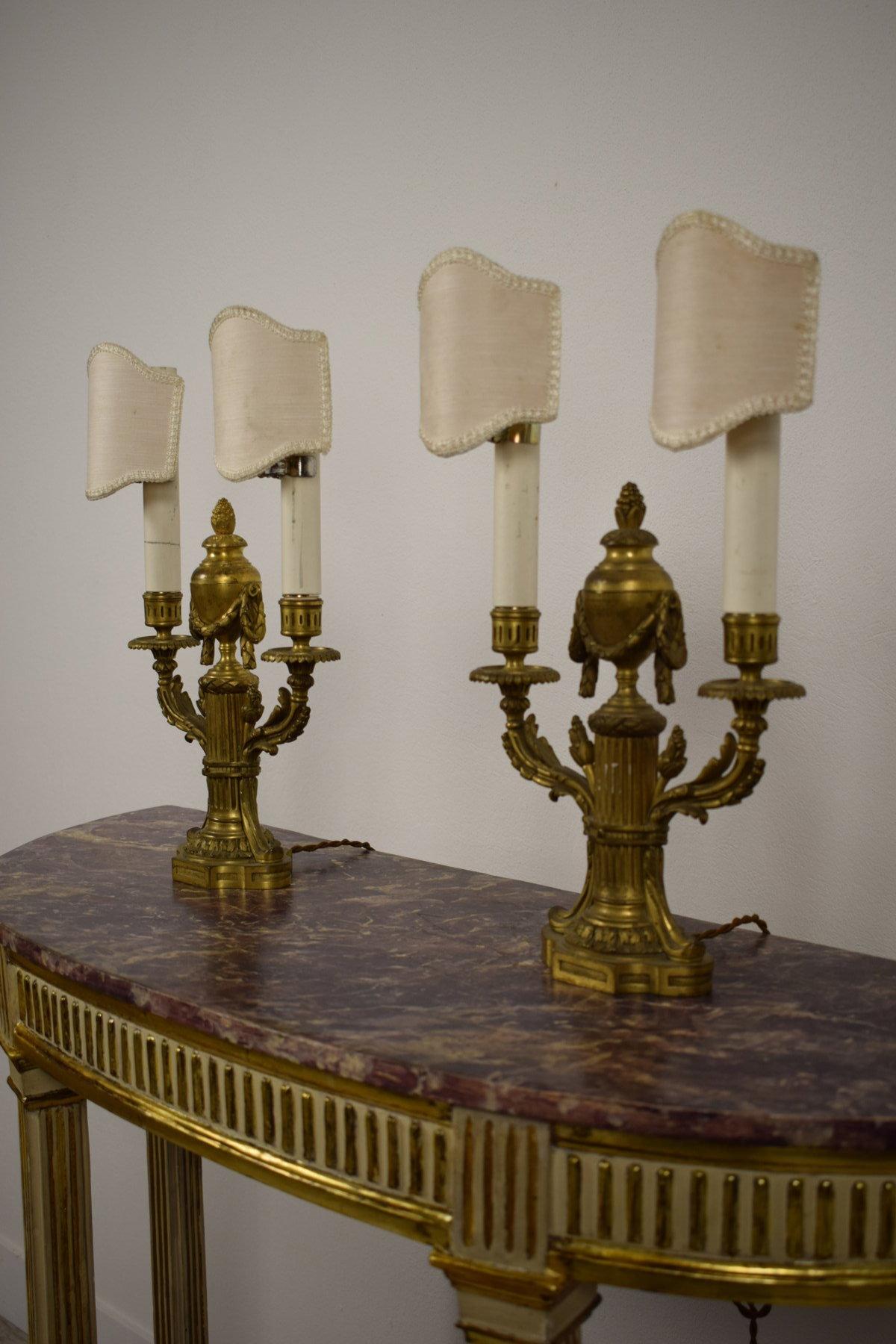 Paar französische Kerzenständer aus vergoldeter Bronze im Louis-XVI.-Stil des 19. Jahrhunderts mit zwei Lichtern im Angebot 9
