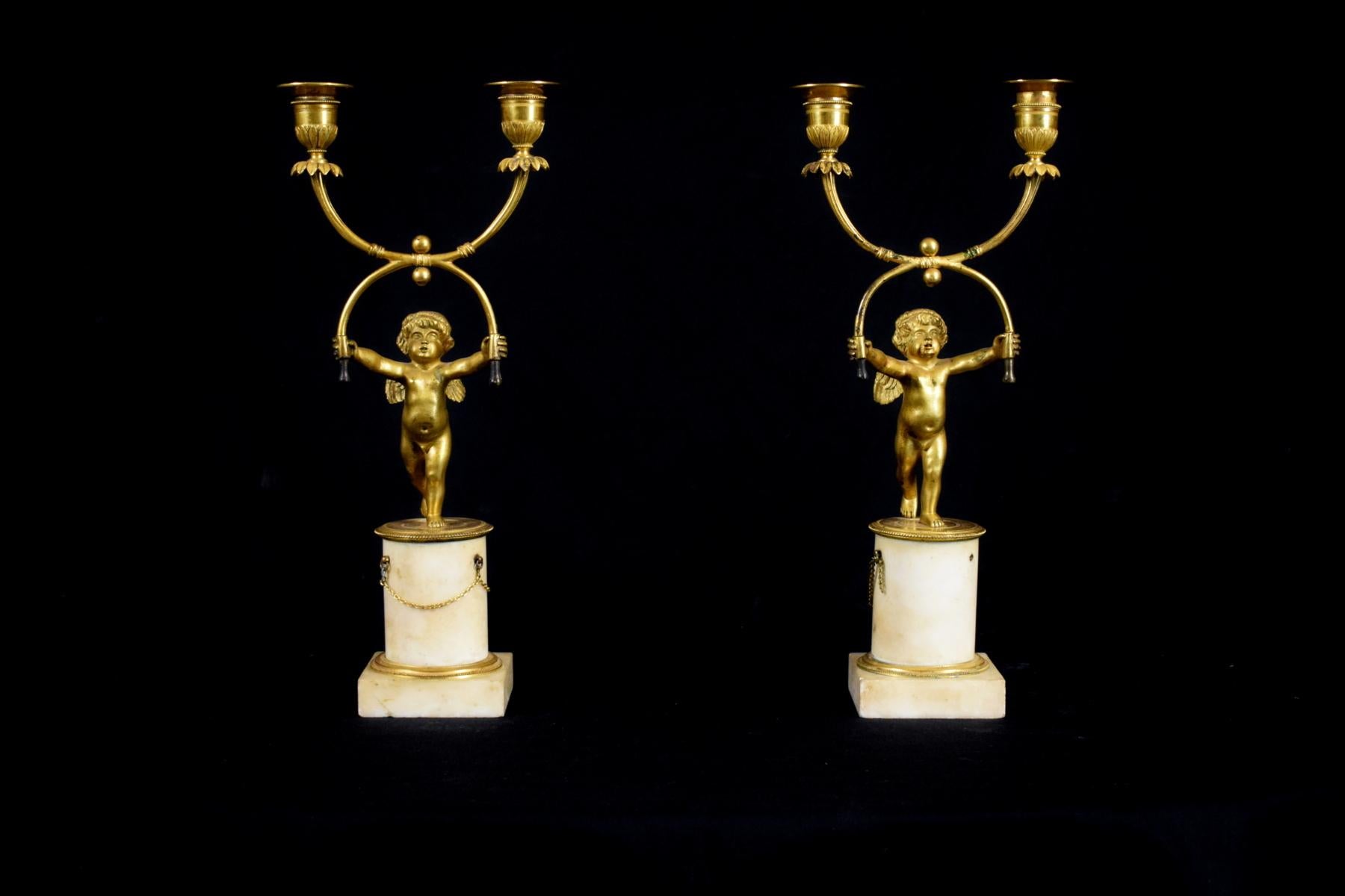 XVIIIe siècle, Paire de chandeliers français à deux lumières en bronze doré en vente 9