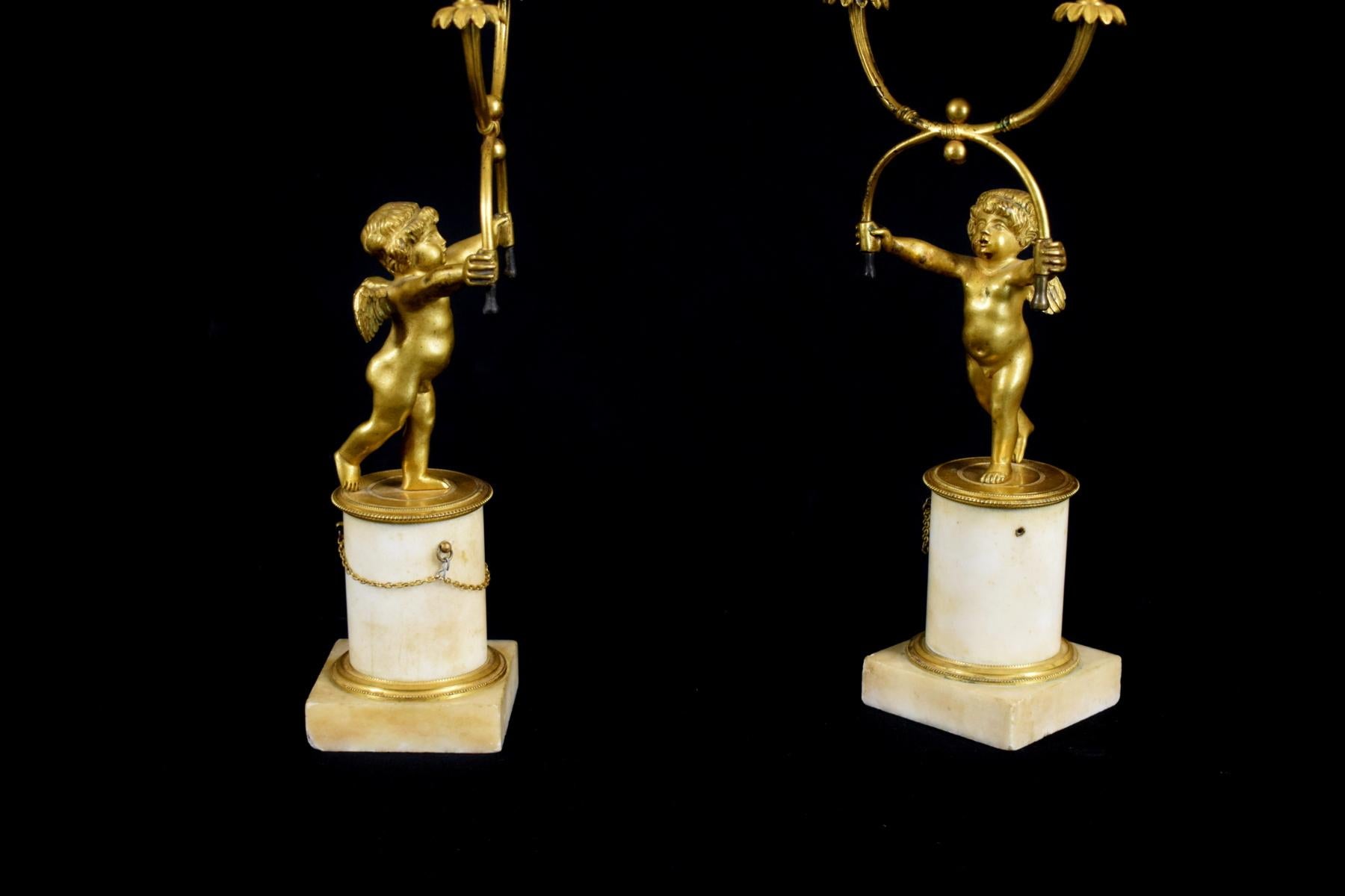 Paar französische zweiflammige Kerzenständer aus vergoldeter Bronze aus dem 18. Jahrhundert (Louis XVI.) im Angebot