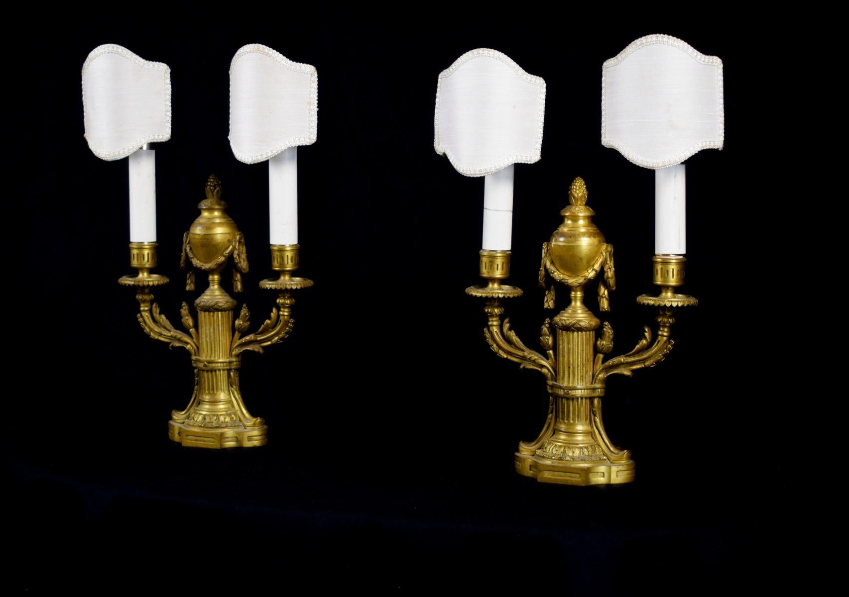 Paar französische Kerzenständer aus vergoldeter Bronze im Louis-XVI.-Stil des 19. Jahrhunderts mit zwei Lichtern (Französisch) im Angebot