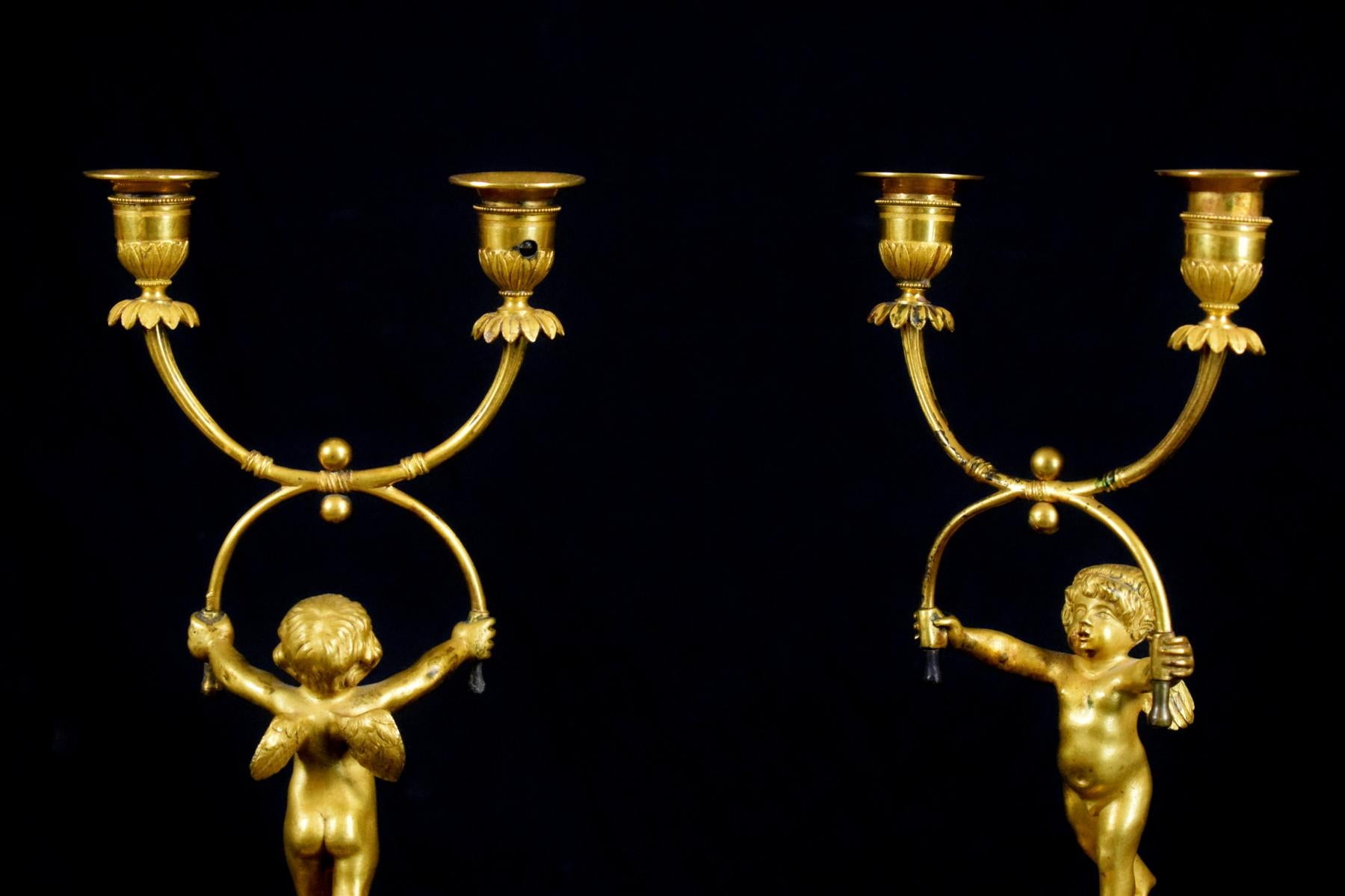 Français XVIIIe siècle, Paire de chandeliers français à deux lumières en bronze doré en vente