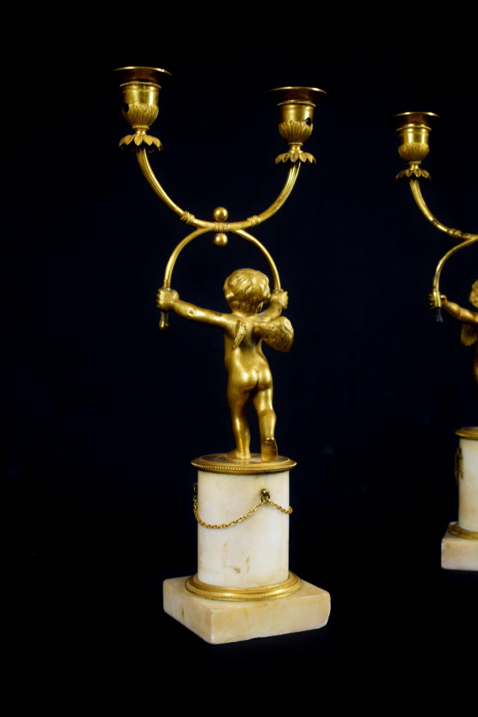 Bronze XVIIIe siècle, Paire de chandeliers français à deux lumières en bronze doré en vente