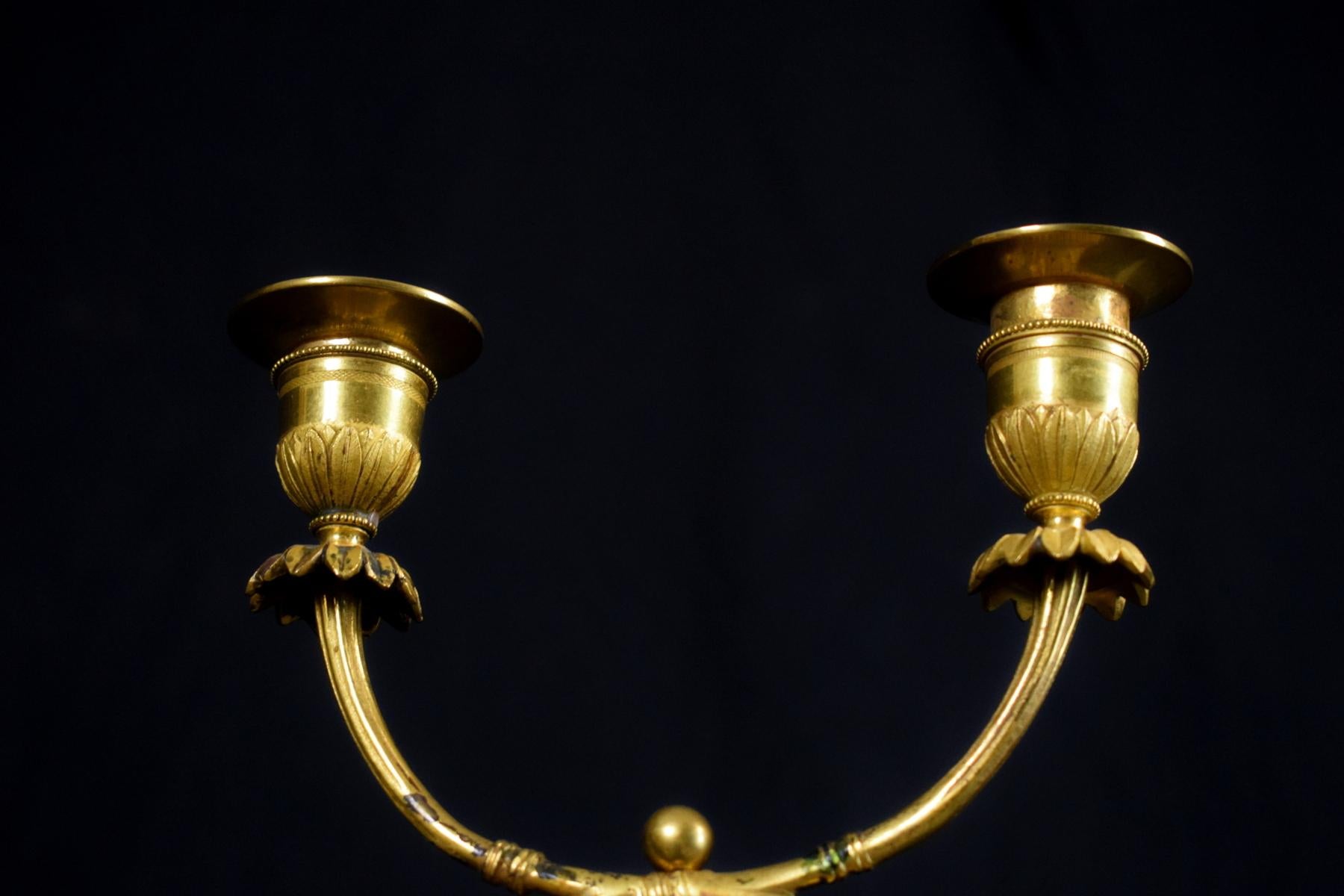 XVIIIe siècle, Paire de chandeliers français à deux lumières en bronze doré en vente 2