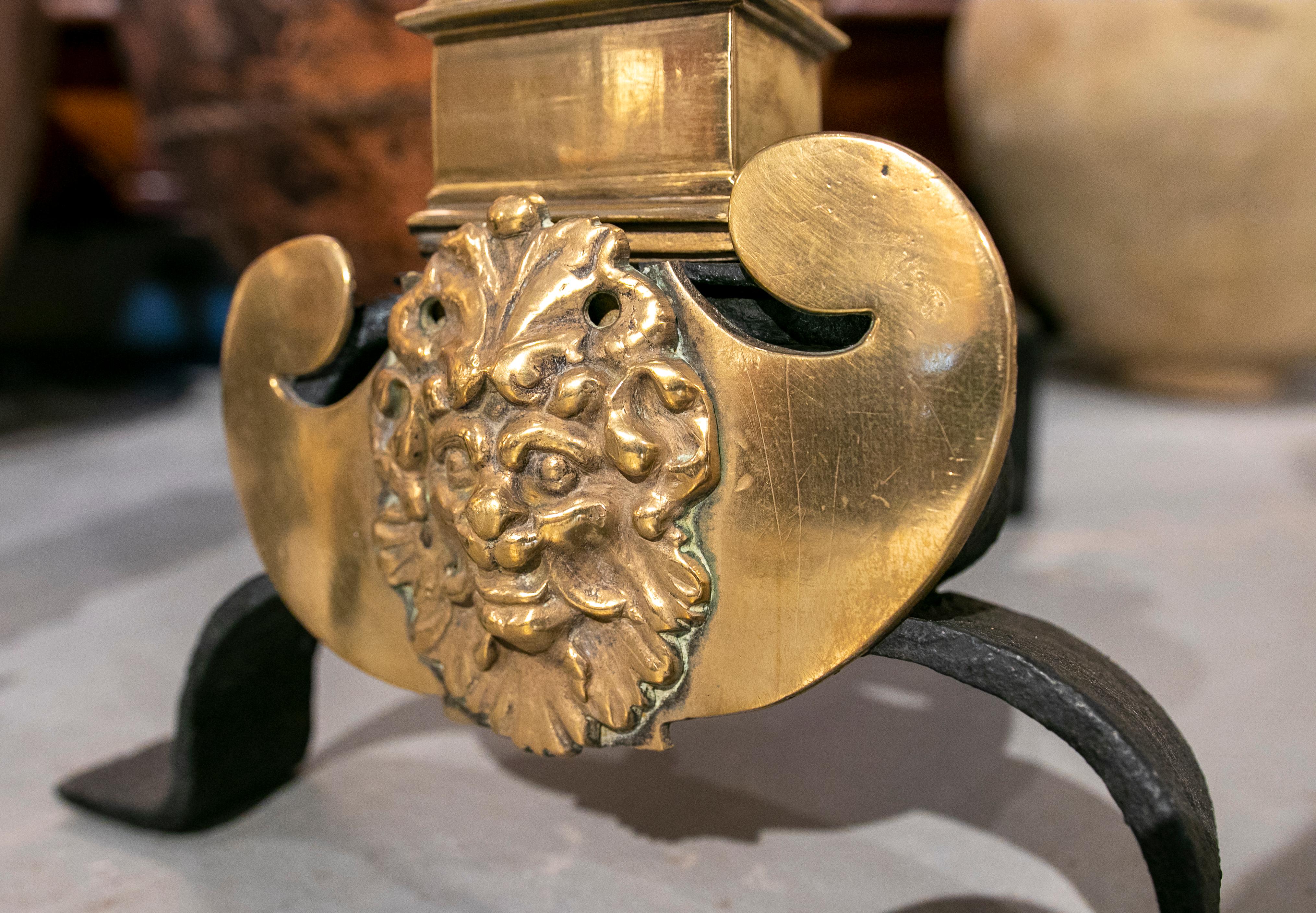 Coppia di ormeggiatori in bronzo dorato del XVIII secolo con sfere su piedi in ferro in vendita 7