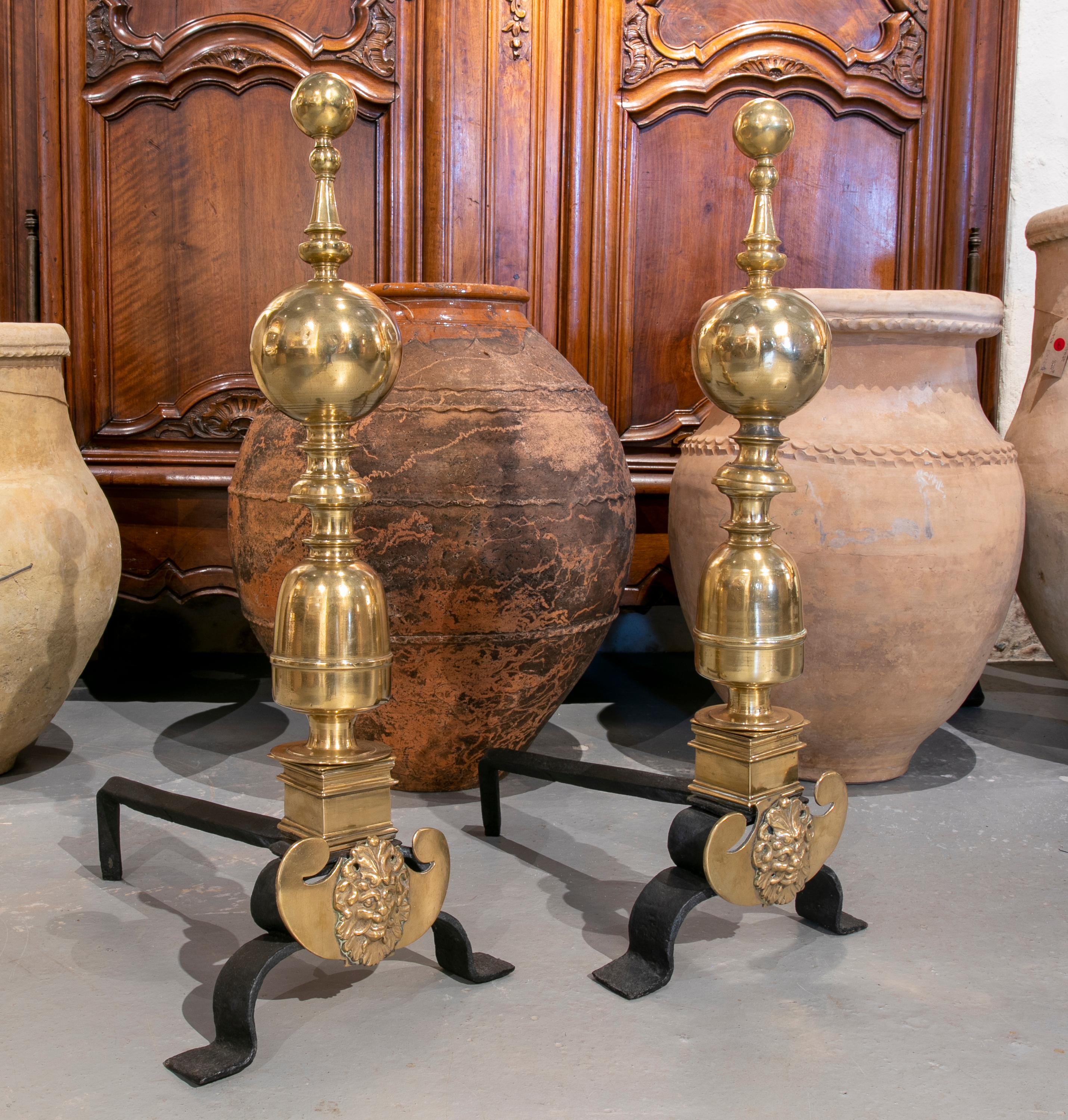 Coppia di ormeggiatori in bronzo dorato del XVIII secolo con sfere su piedi in ferro.