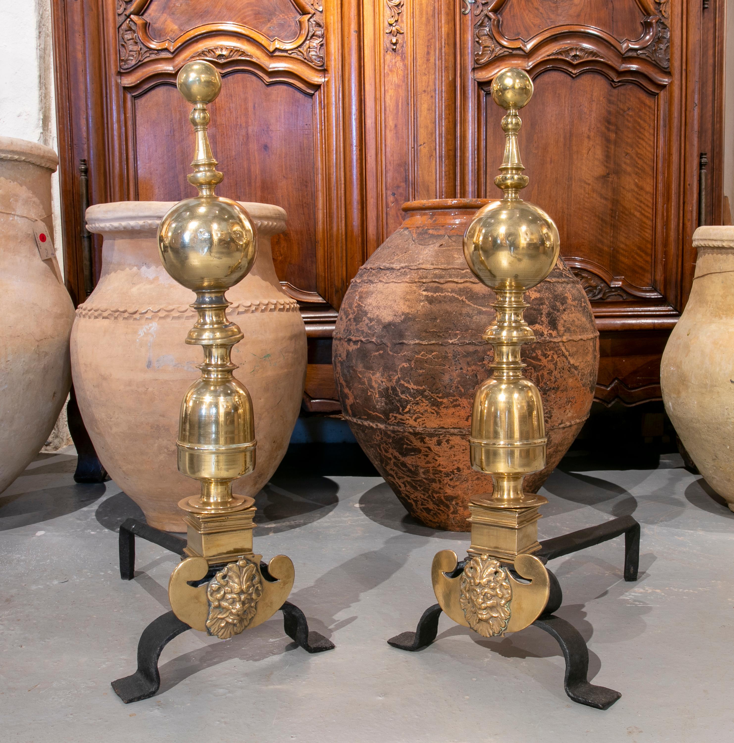 18th Century Pair of Gilded Bronze Moorings with Balls on Iron Feet In Good Condition For Sale In Marbella, ES