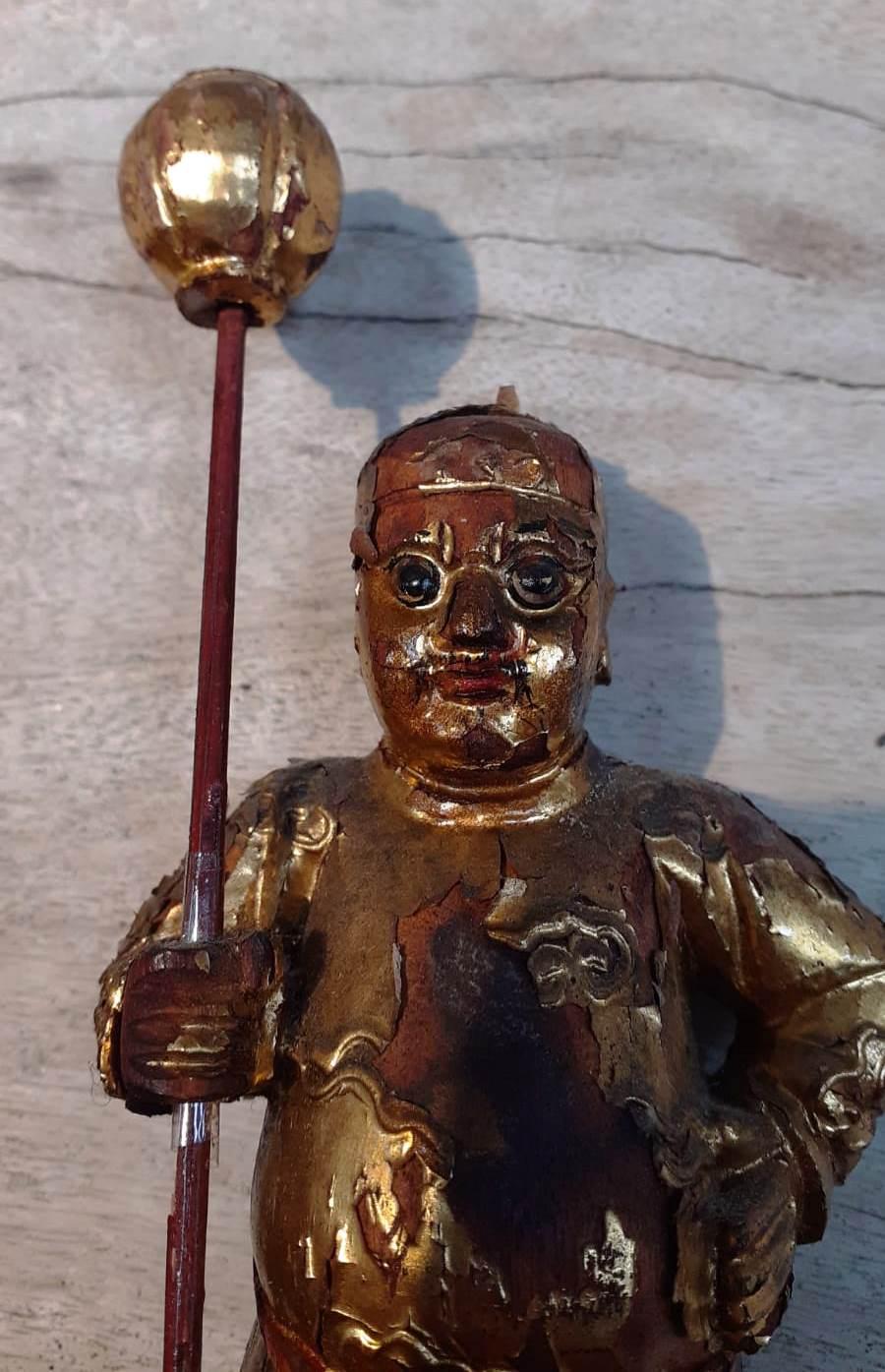 Paire de moines bouddhistes en bois doré sculpté à la main du 18ème siècle 3