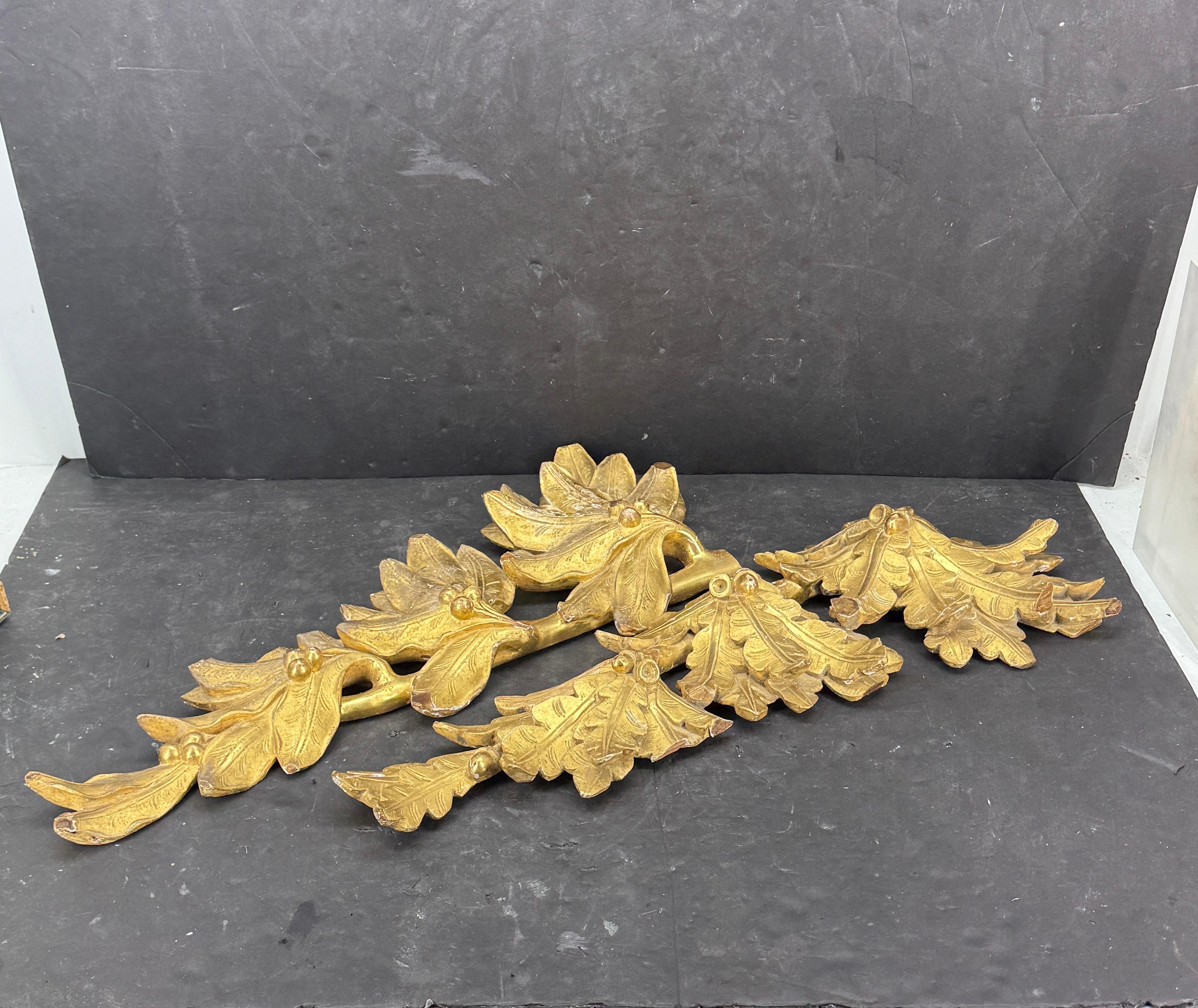 18th Century Pair of Gilt Wood Wall Fragments Sculptures with Leaves and Acorns en vente 3