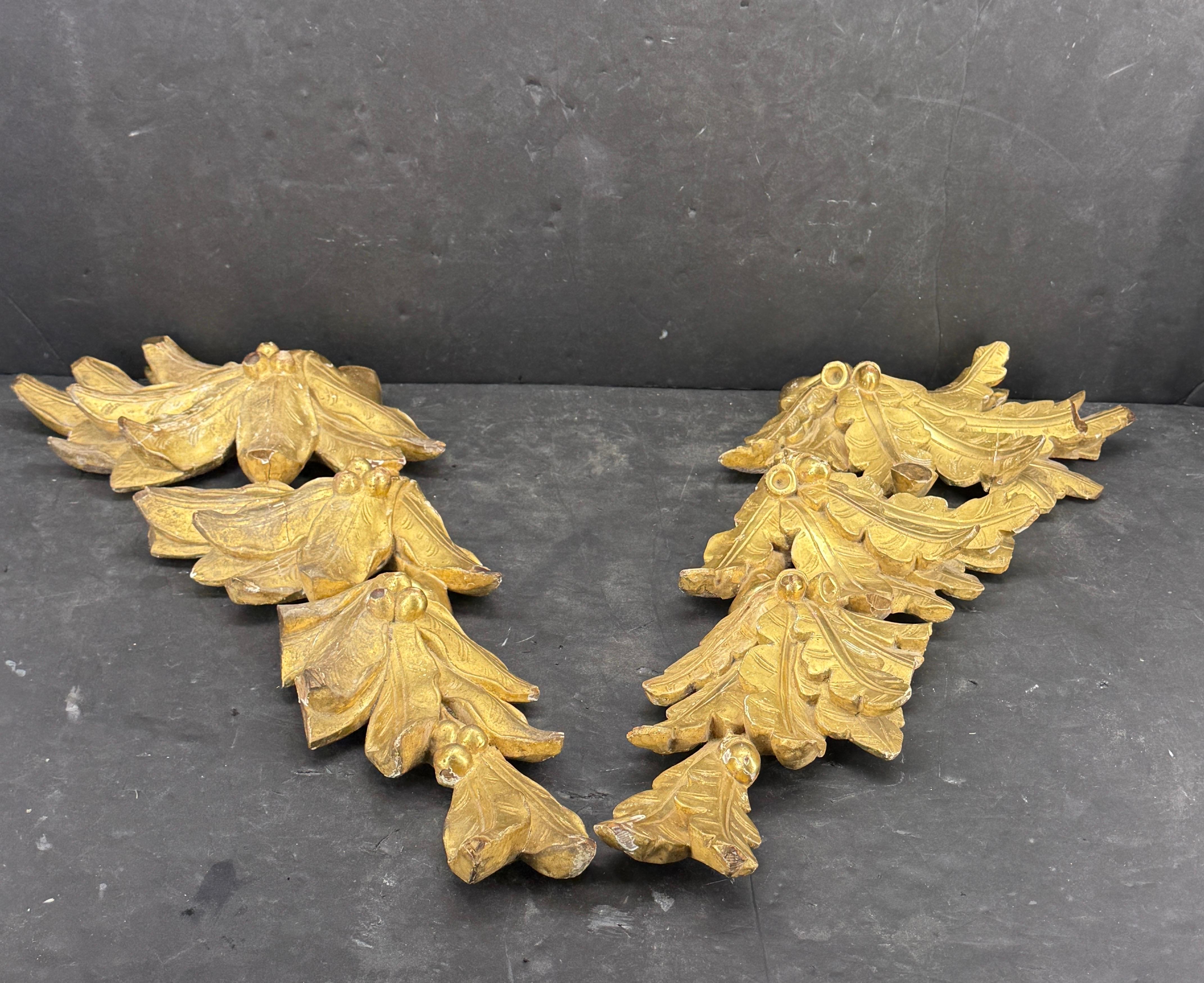 Suédois 18th Century Pair of Gilt Wood Wall Fragments Sculptures with Leaves and Acorns en vente