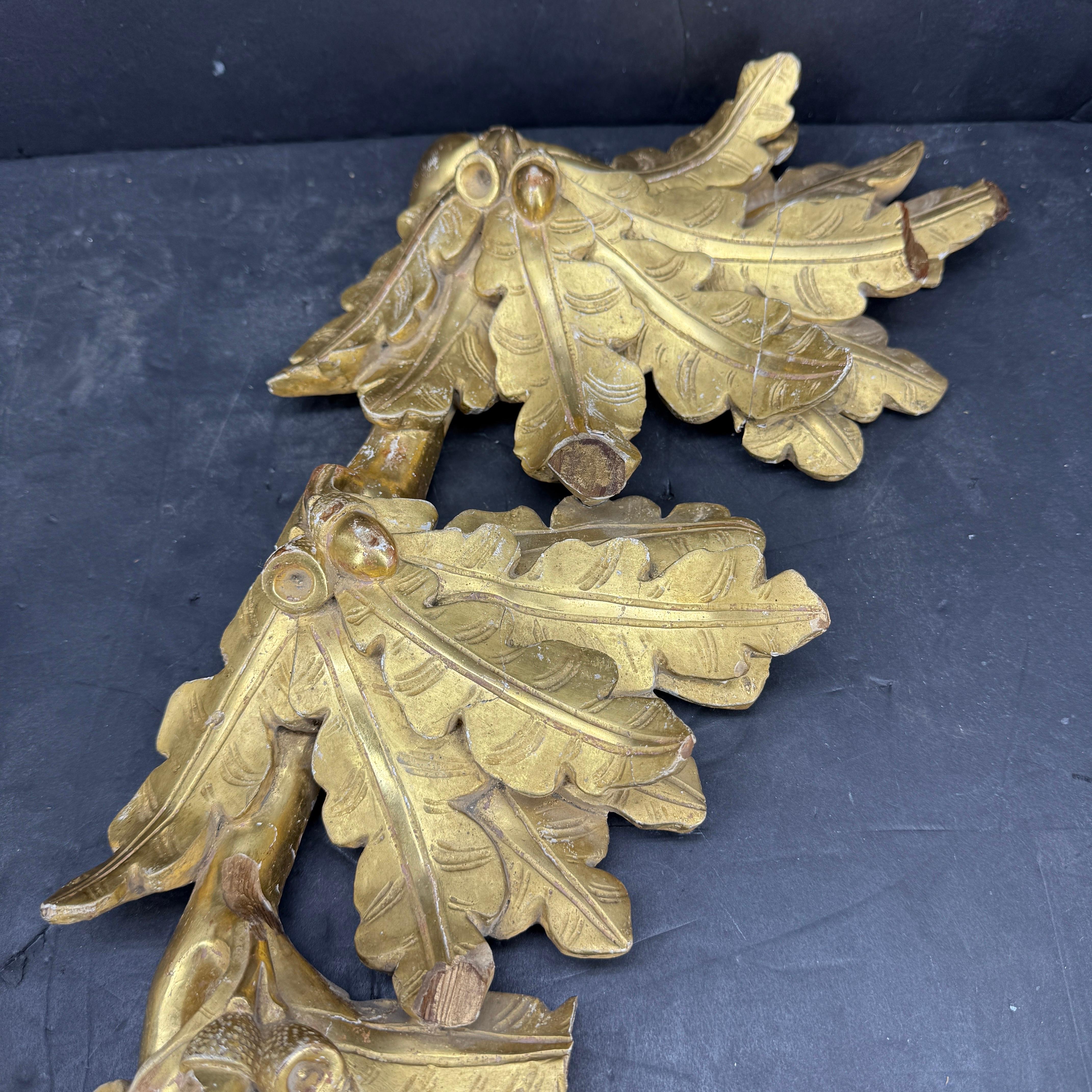 Doré 18th Century Pair of Gilt Wood Wall Fragments Sculptures with Leaves and Acorns en vente