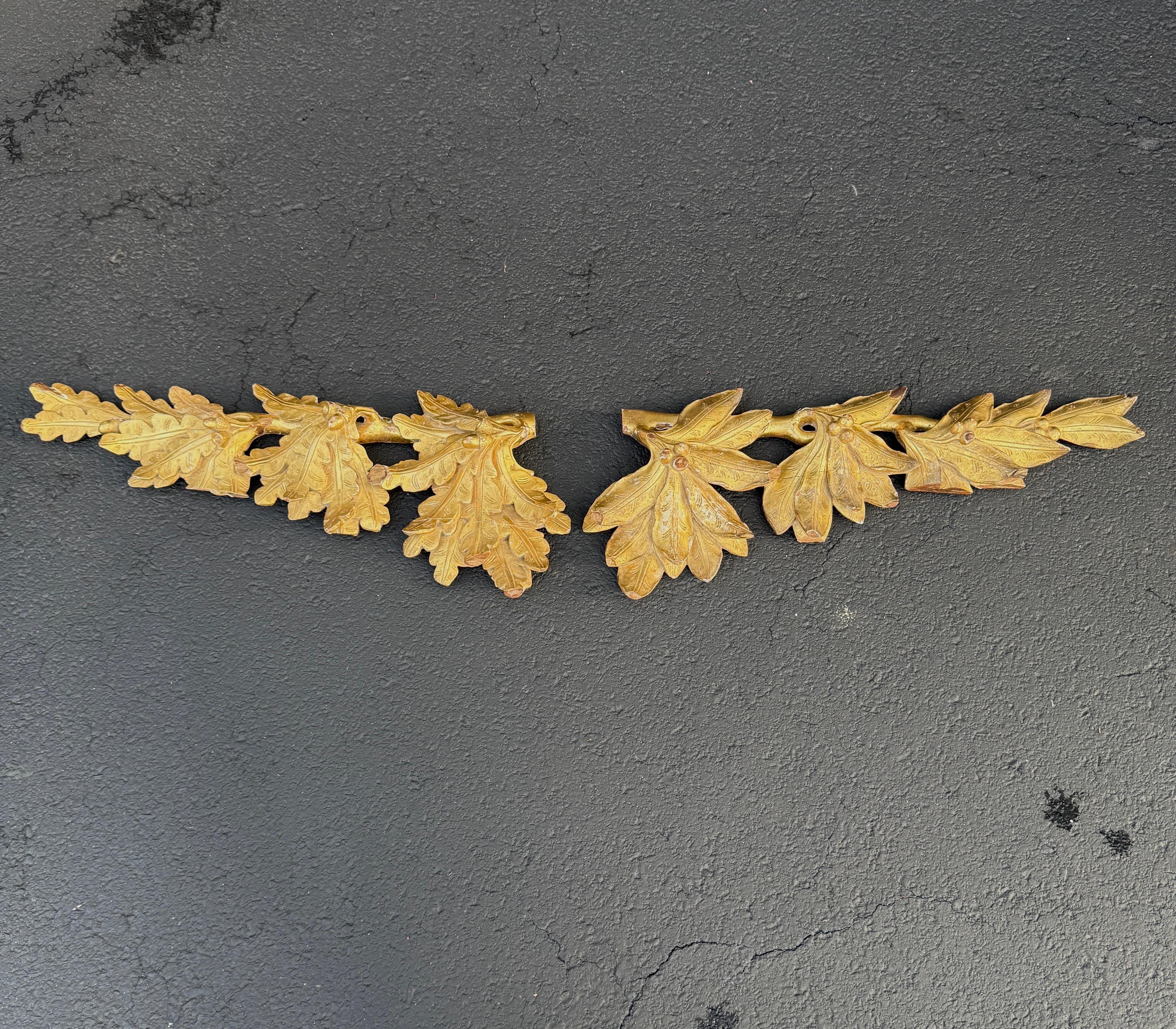 18th Century Pair of Gilt Wood Wall Fragments Sculptures with Leaves and Acorns Bon état - En vente à Haddonfield, NJ
